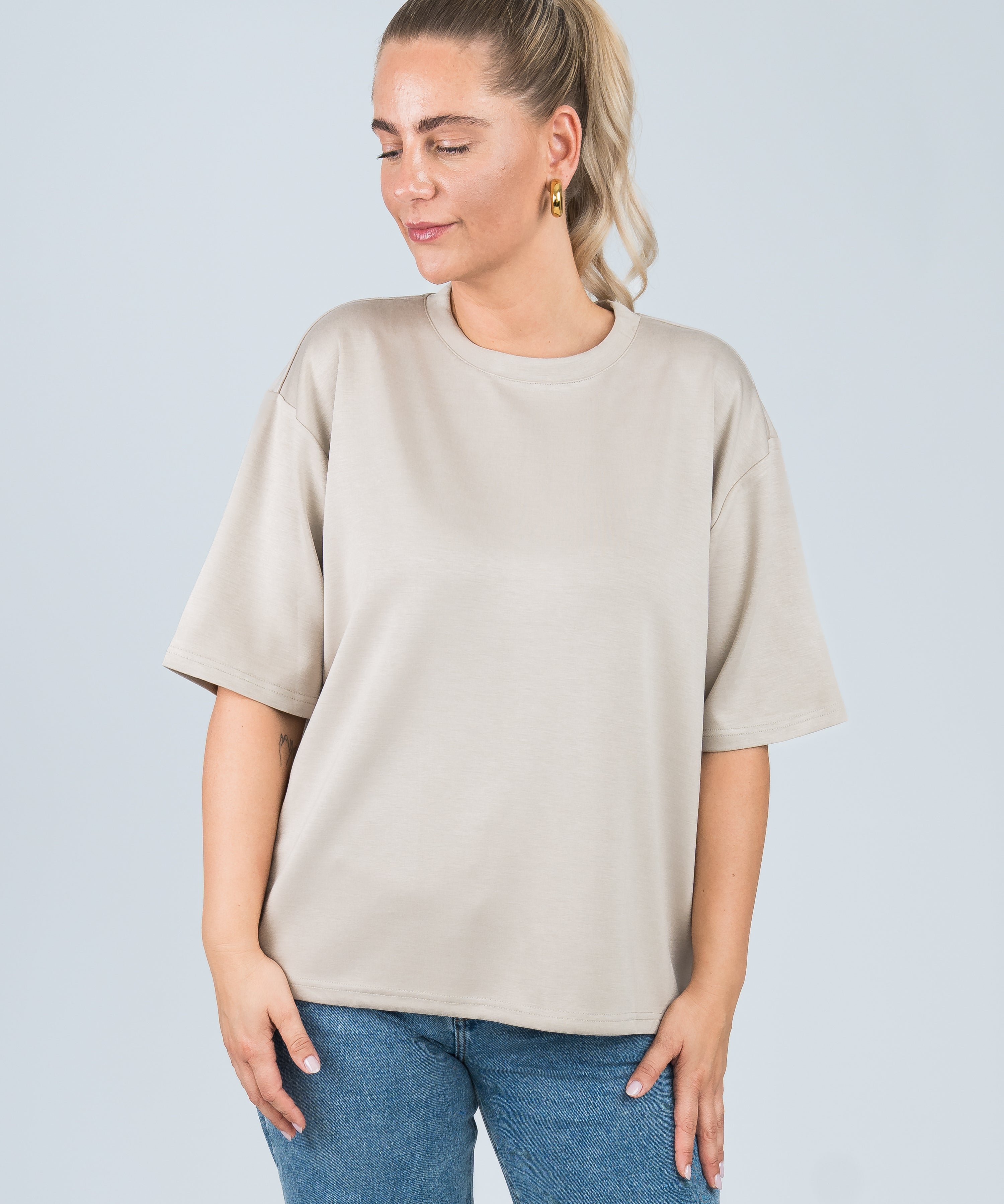 Oversized T-Shirt Viskose Beige von vorne