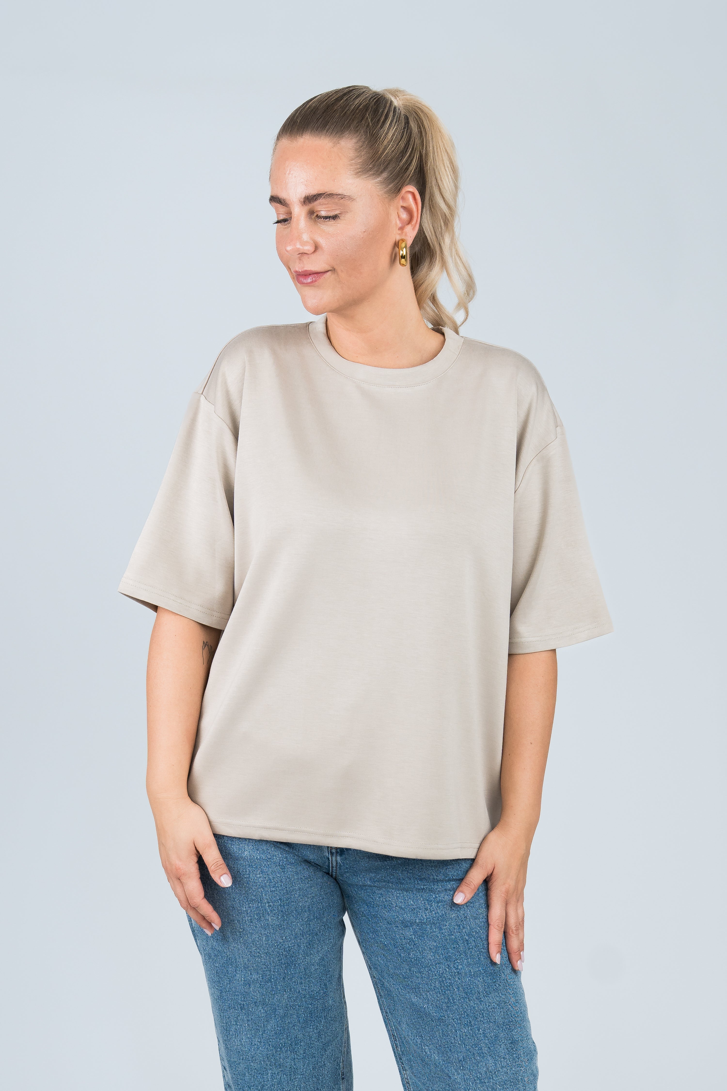 Oversized T-Shirt Viskose Beige von vorne