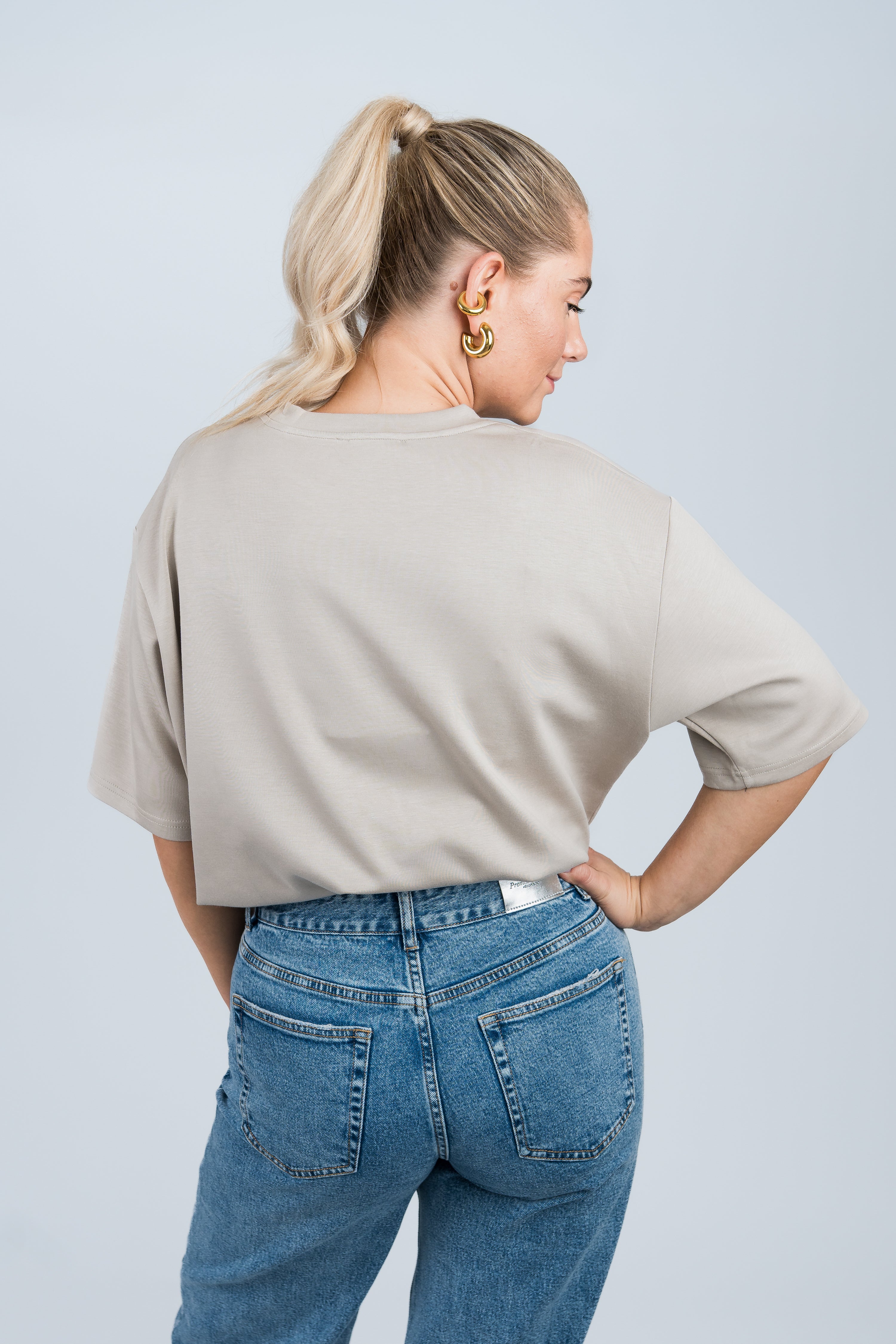 Oversized T-Shirt Viskose Beige von hinten cropped