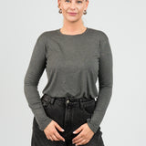 Langarmshirt Dunkelgrau von vorne reingesteckt