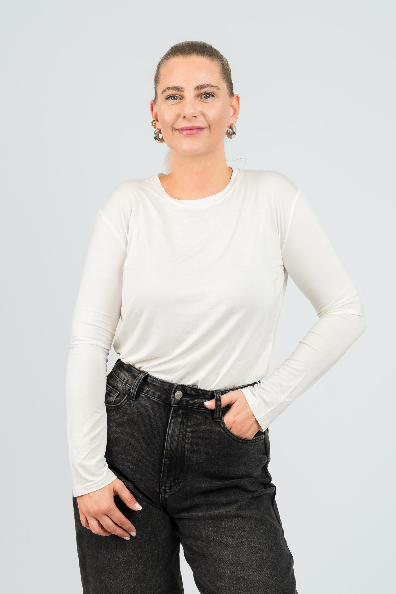 Langarmshirt Weiß von vorne reingesteckt