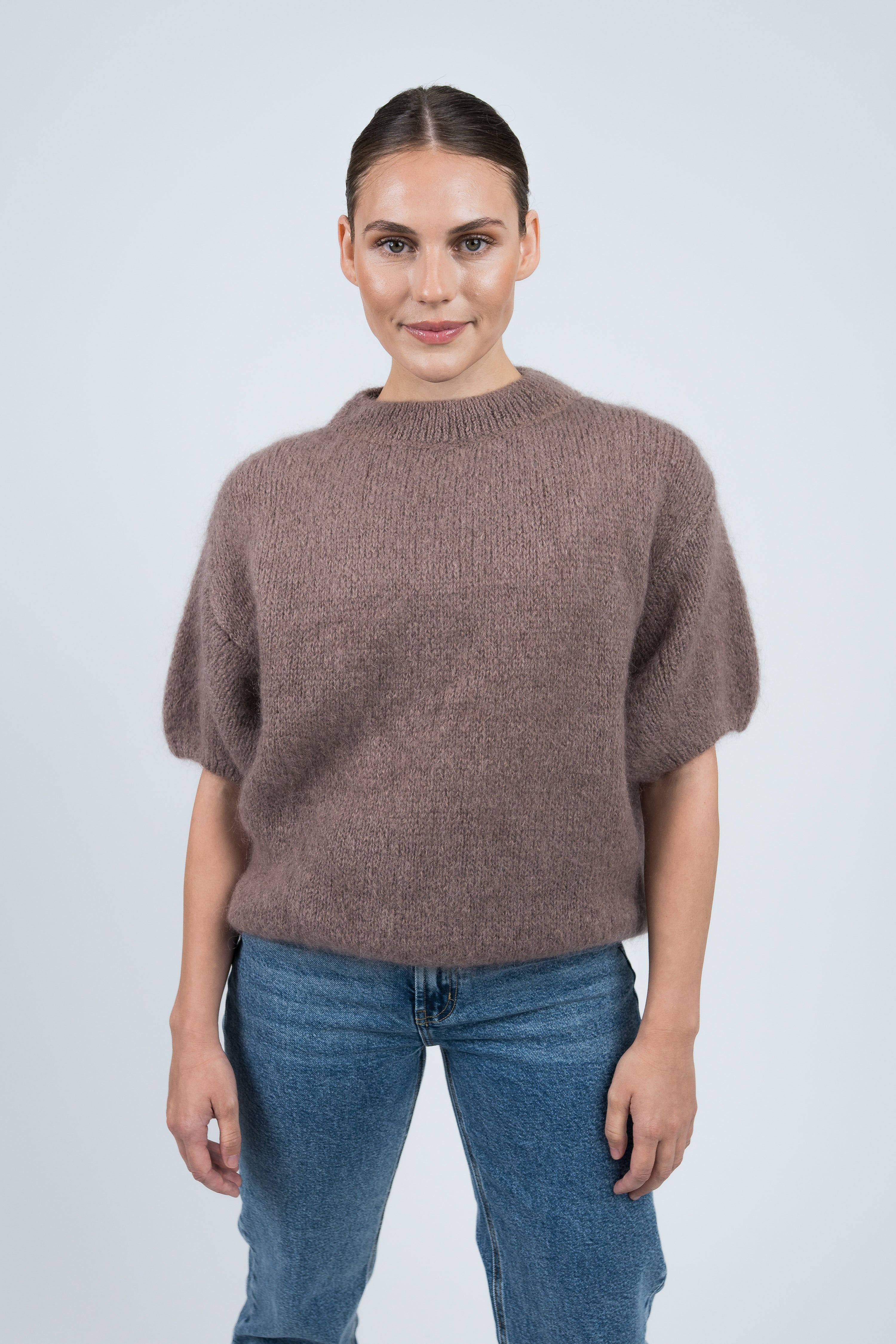Strickpullover Rundhals mit Puffärmeln Taupe von vorne