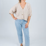 Strickjacke Mittellanger Arm mit goldenen Knöpfen Beige Ganzkörper