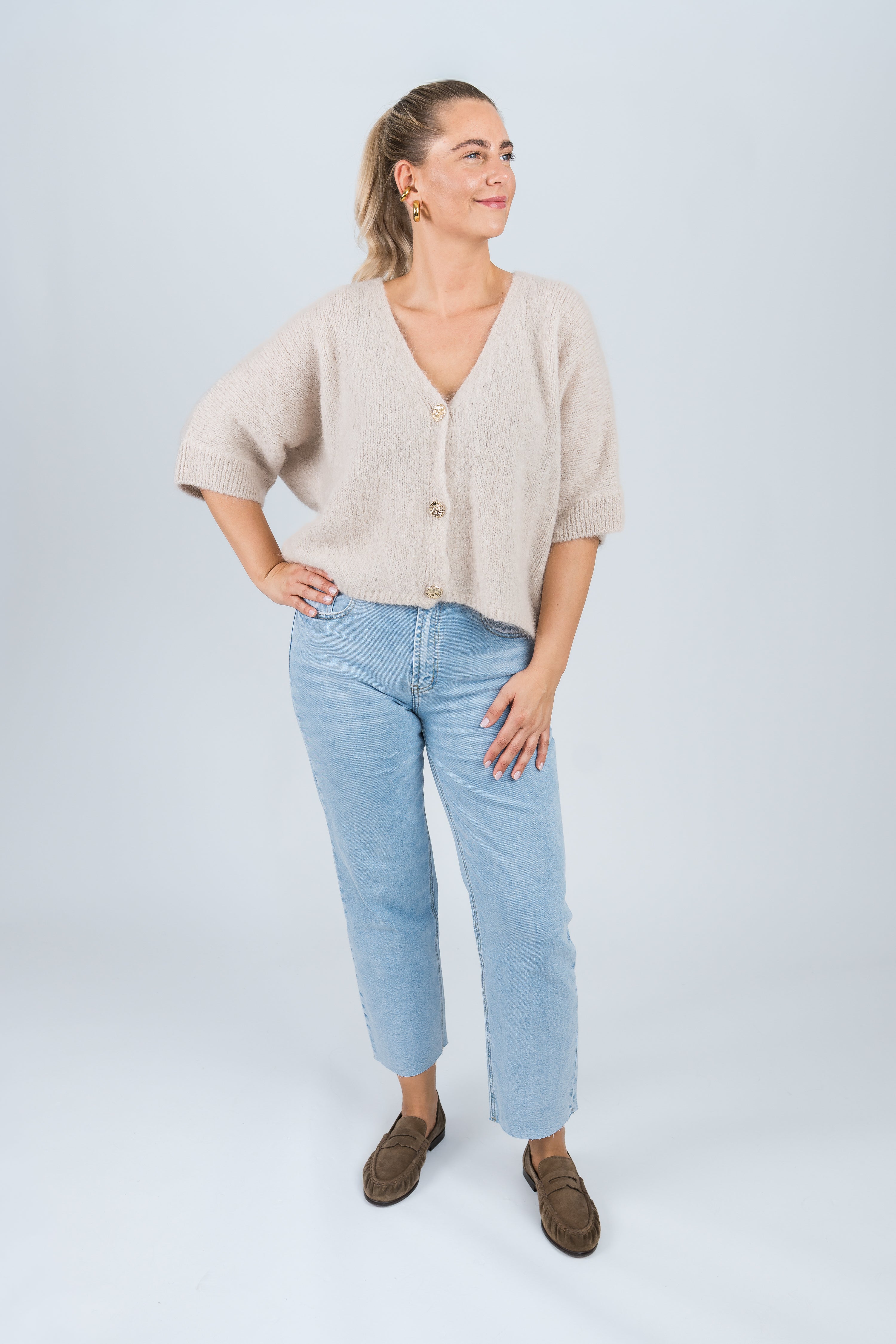 Strickjacke Mittellanger Arm mit goldenen Knöpfen Beige Ganzkörper