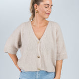 Strickjacke Mittellanger Arm mit goldenen Knöpfen Beige von vorne