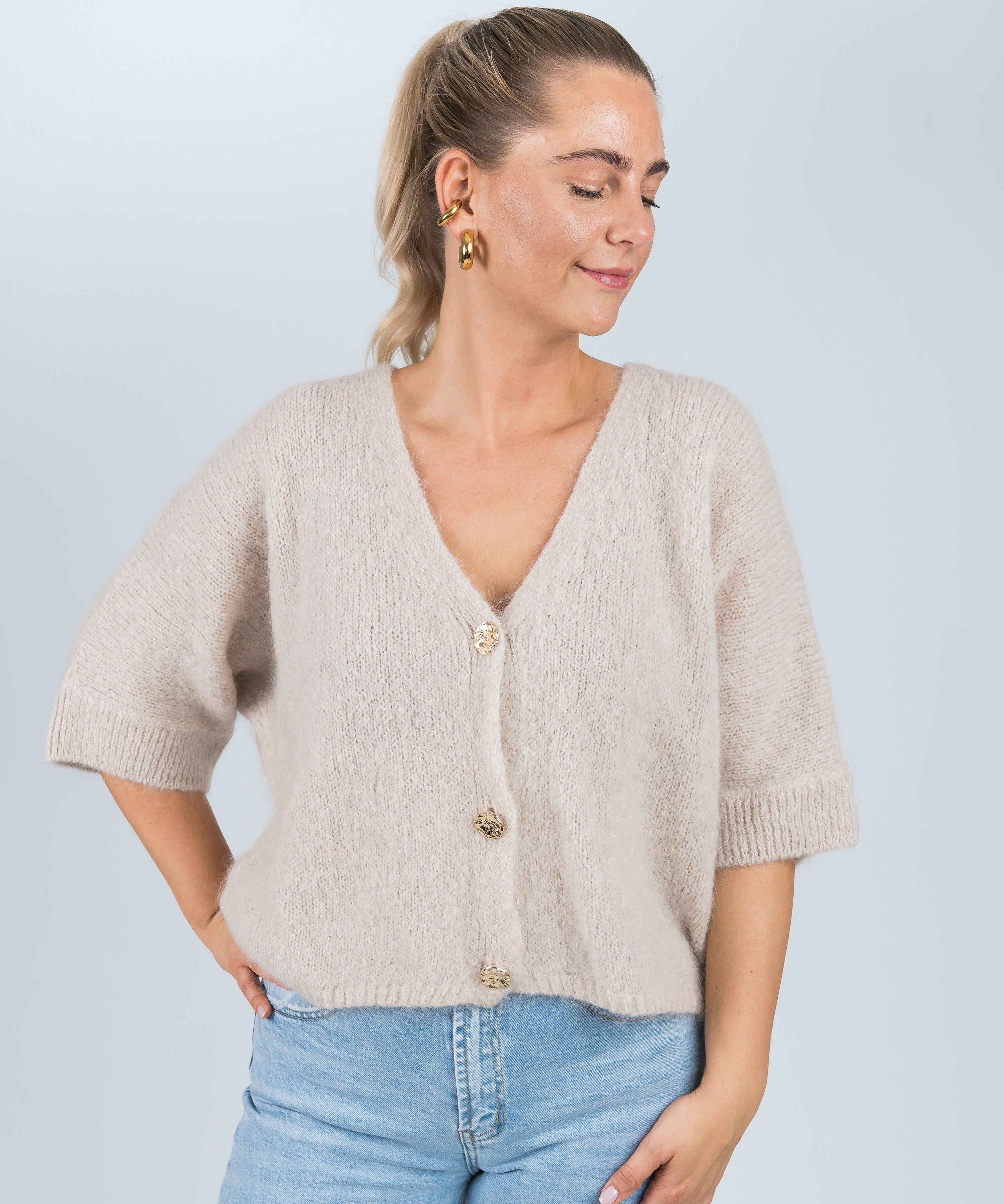 Strickjacke Mittellanger Arm mit goldenen Knöpfen Beige von vorne