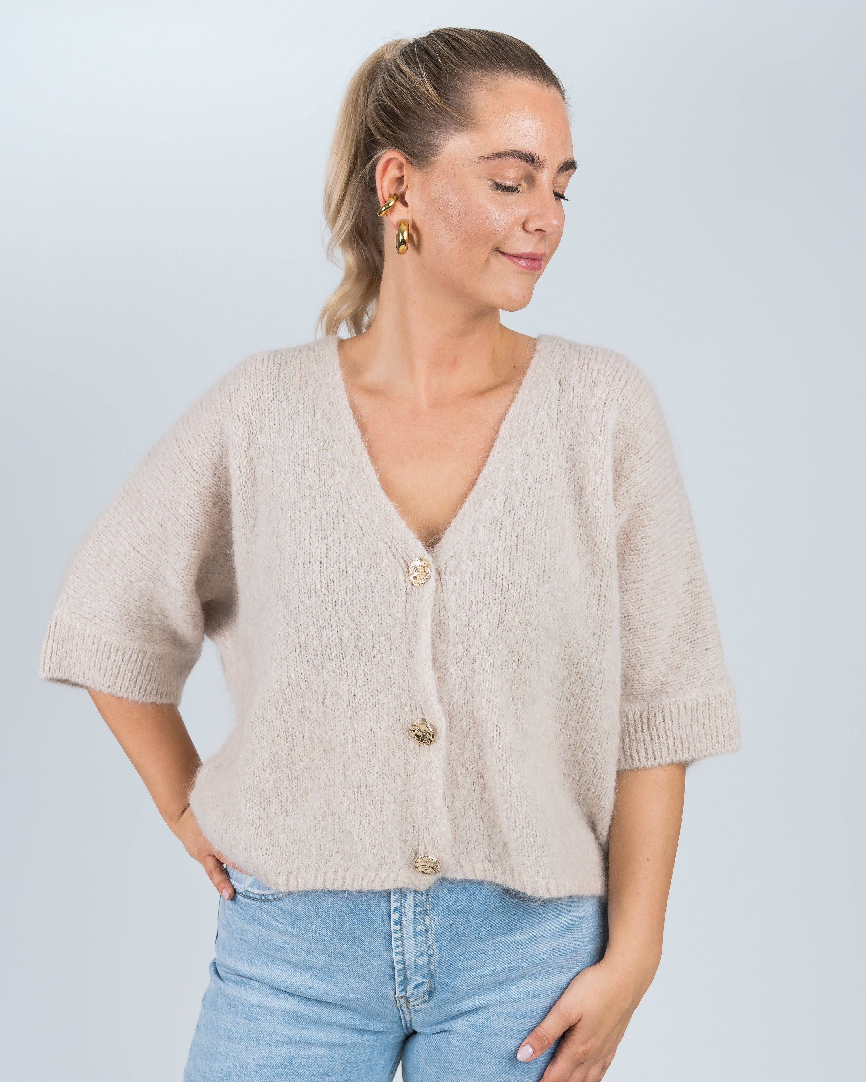 Strickjacke Mittellanger Arm mit goldenen Knöpfen Beige von vorne