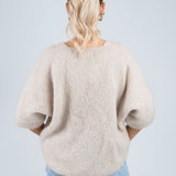 Strickjacke Mittellanger Arm mit goldenen Knöpfen Beige von hinten