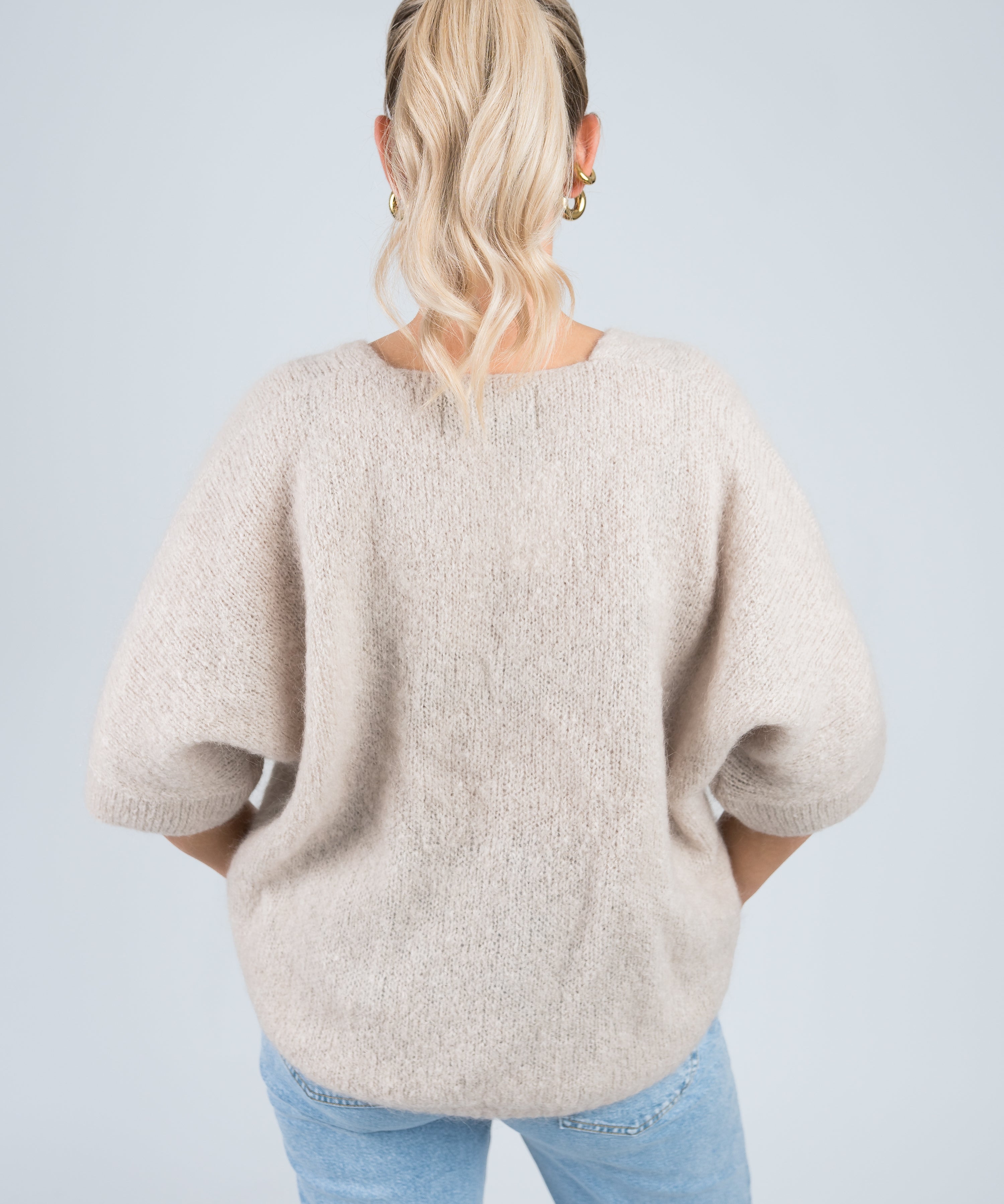 Strickjacke Mittellanger Arm mit goldenen Knöpfen Beige von hinten