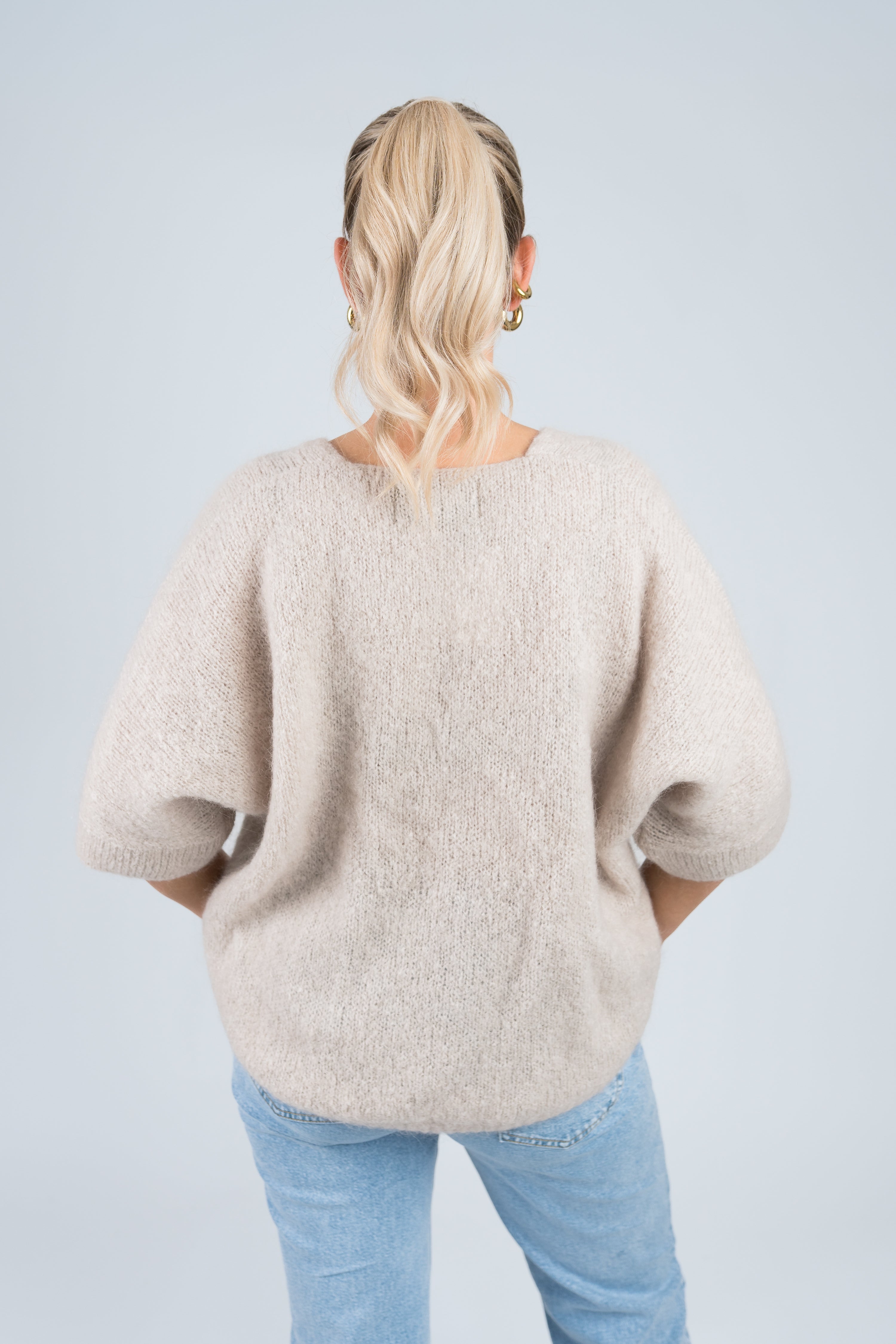 Strickjacke Mittellanger Arm mit goldenen Knöpfen Beige von hinten