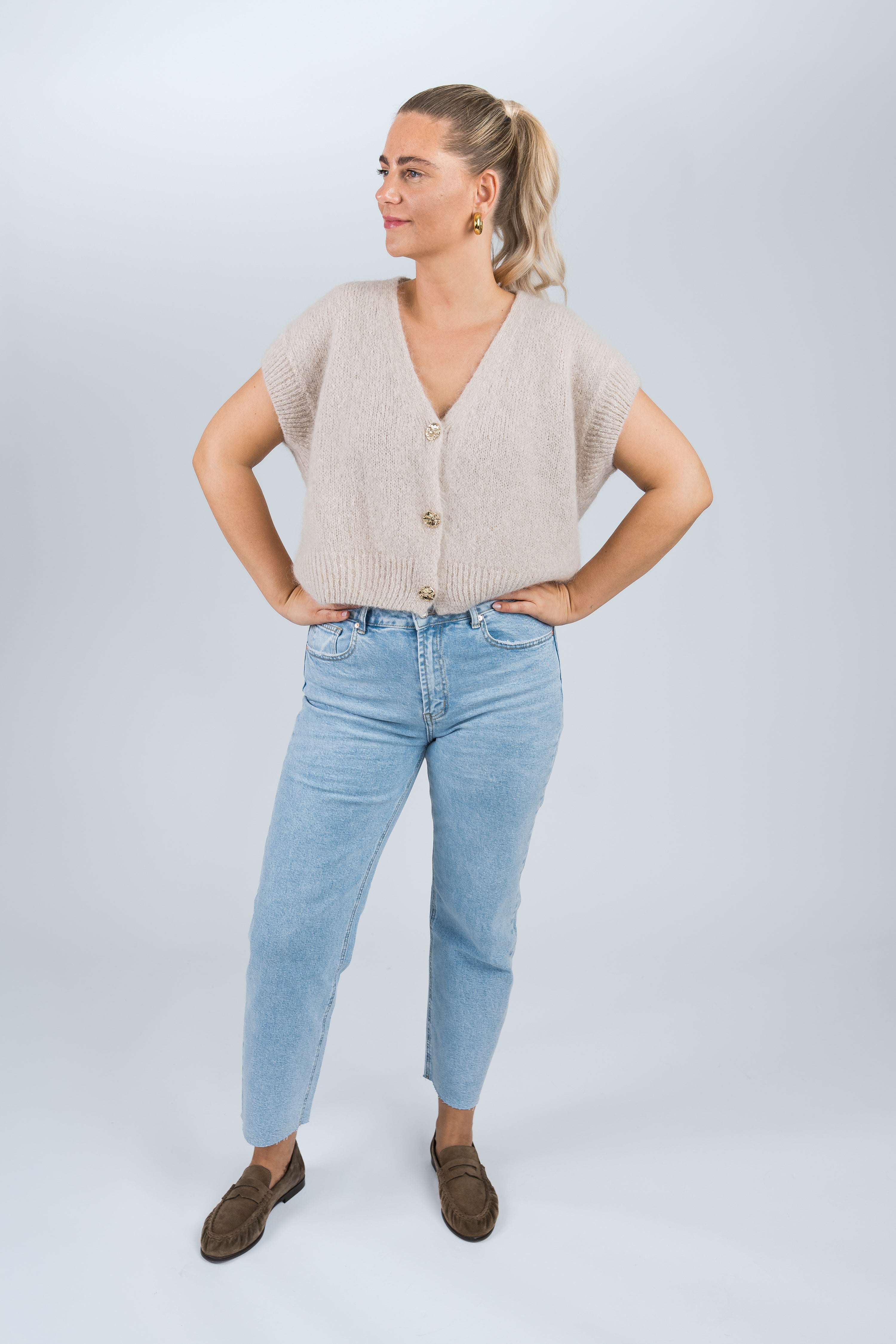 Strickweste mit goldenen Knöpfen Beige Ganzkörper