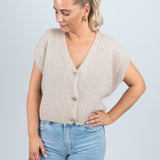 Strickweste mit goldenen Knöpfen Beige von vorne