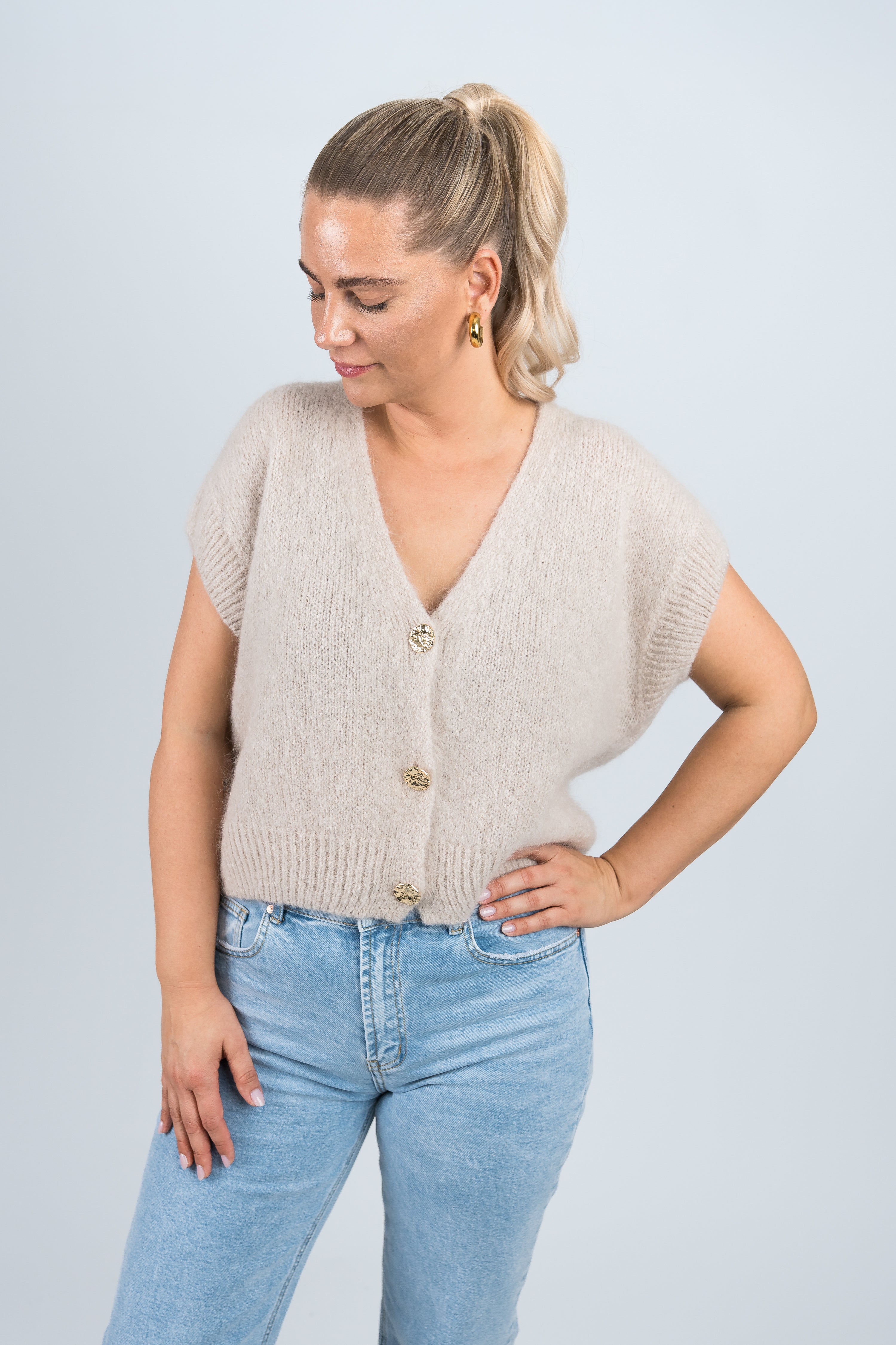 Strickweste mit goldenen Knöpfen Beige von vorne