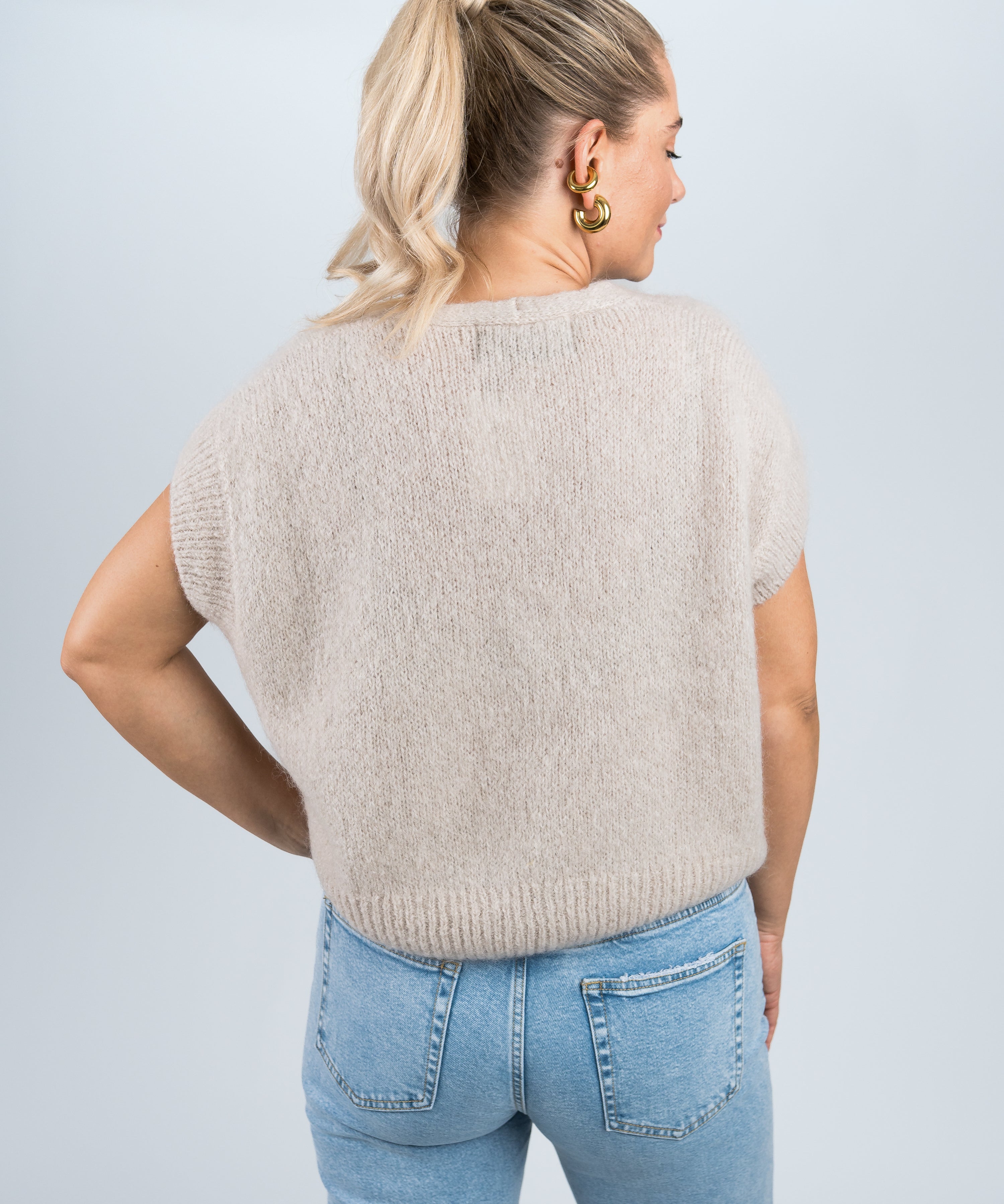 Strickweste mit goldenen Knöpfen Beige von hinten