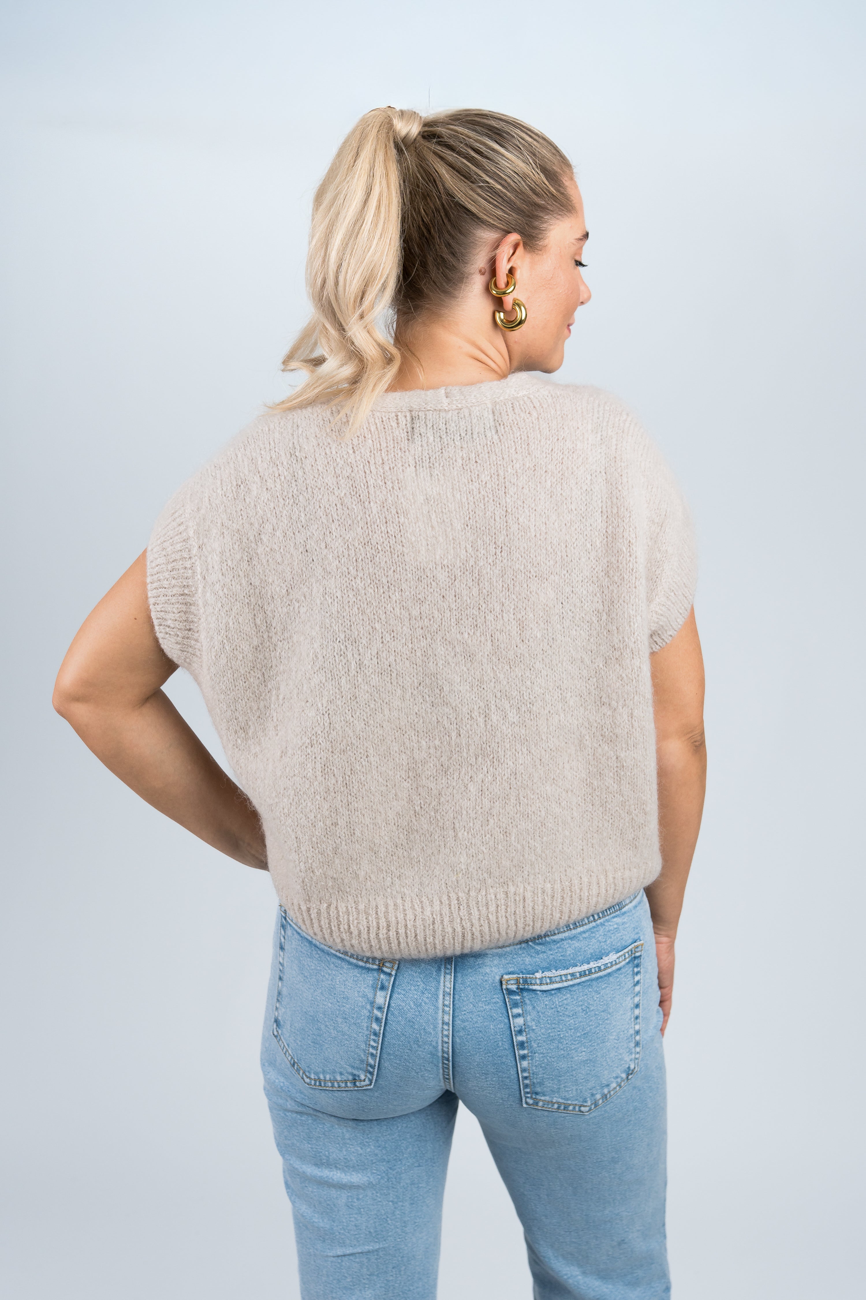 Strickweste mit goldenen Knöpfen Beige von hinten