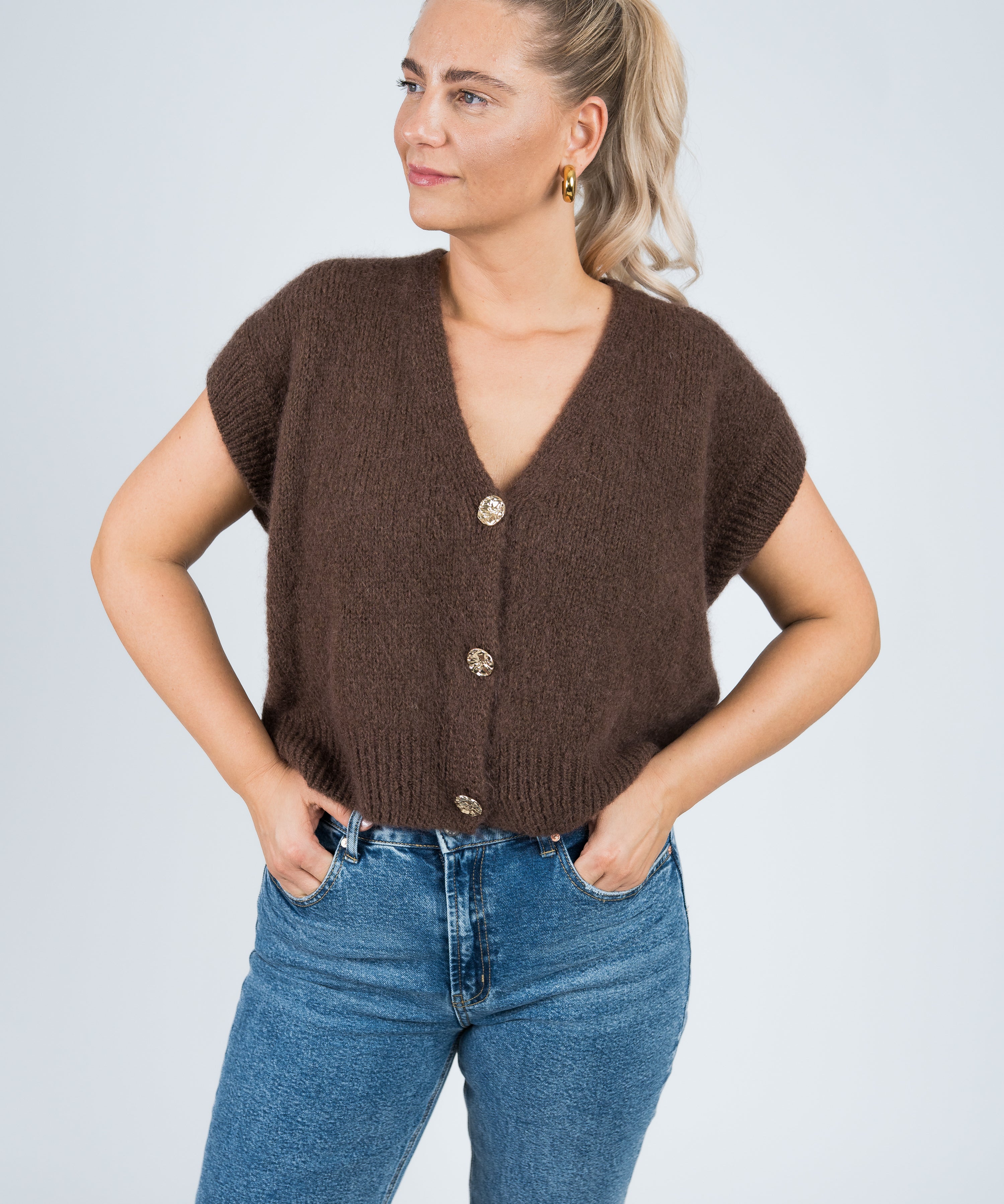 Strickweste mit goldenen Knöpfen Dunkelbraun von vorne