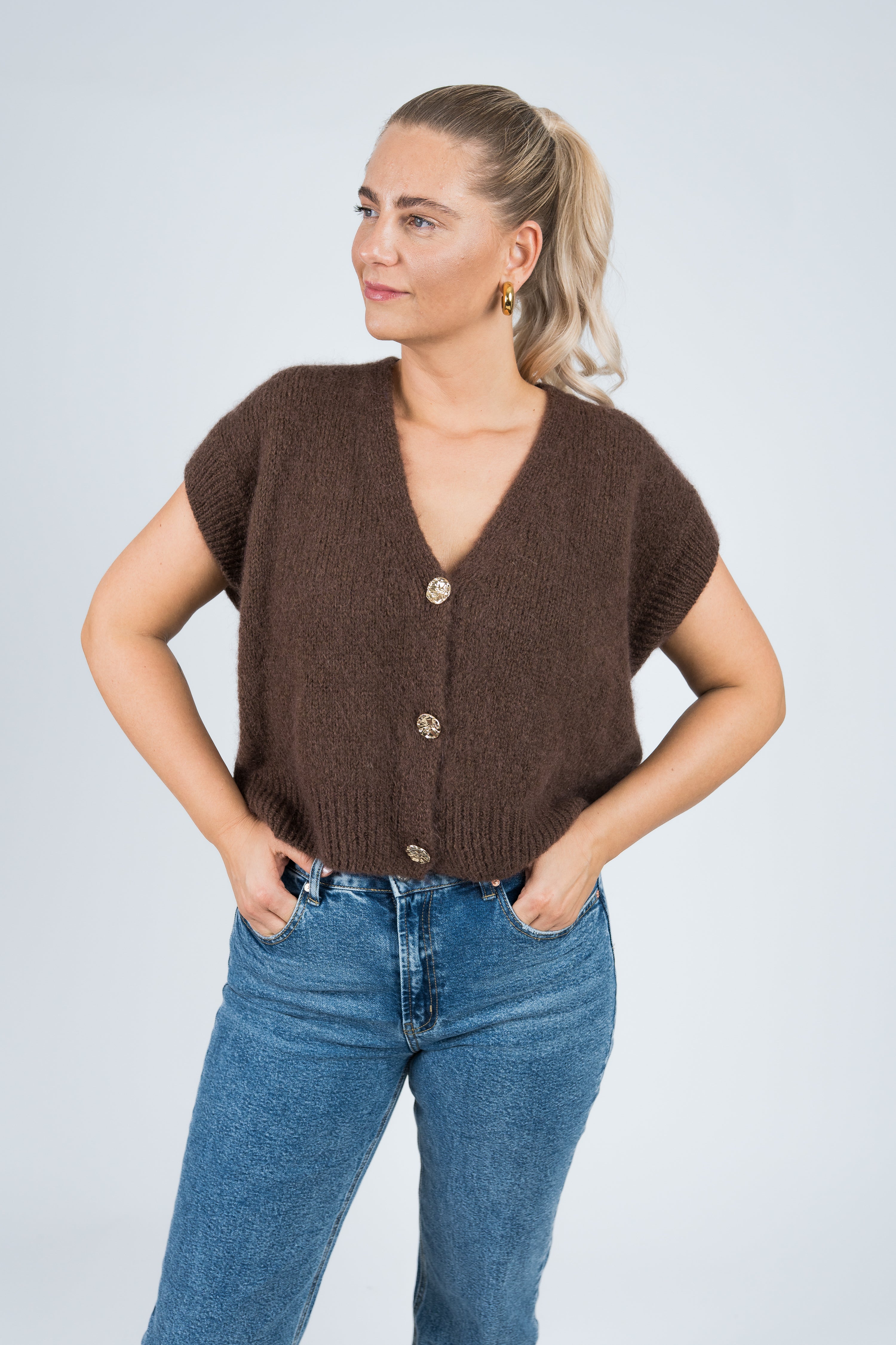 Strickweste mit goldenen Knöpfen Dunkelbraun von vorne
