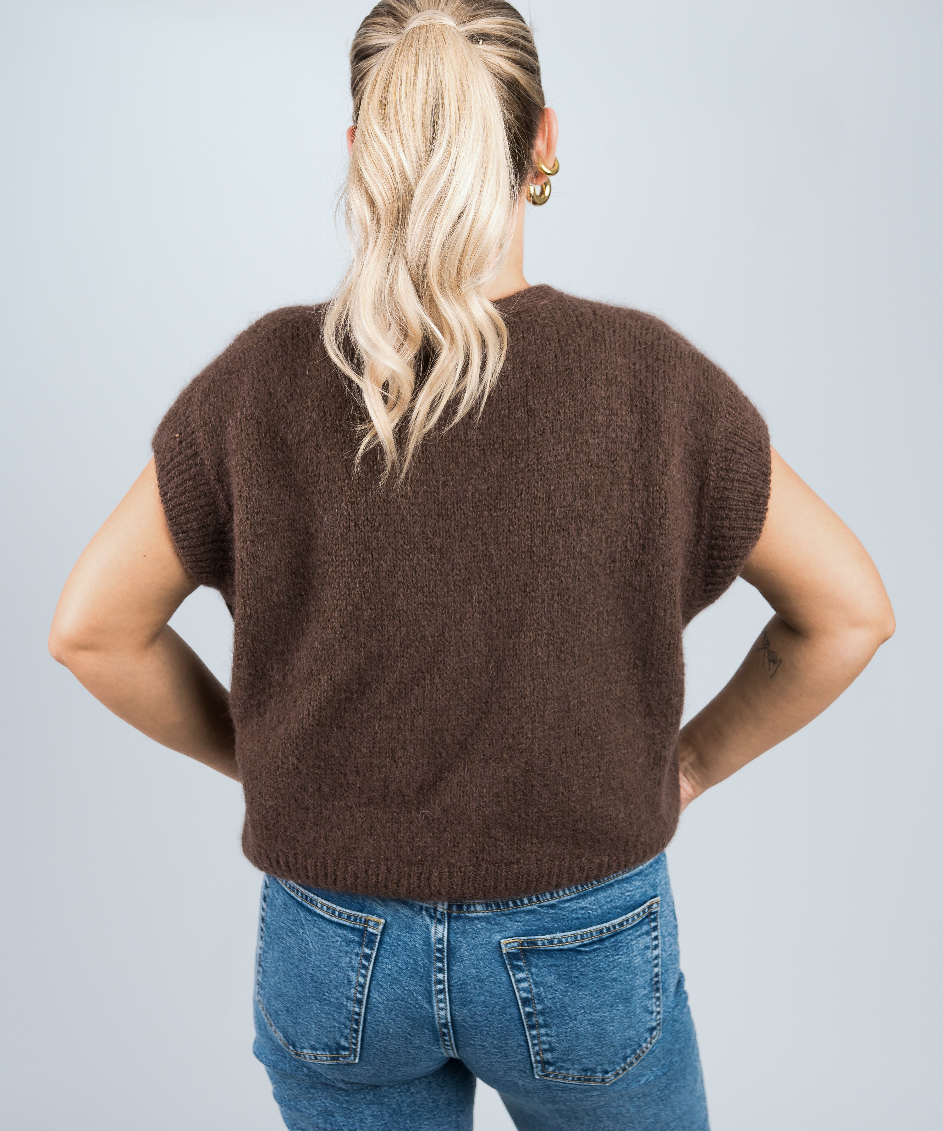 Strickweste mit goldenen Knöpfen Dunkelbraun von hinten