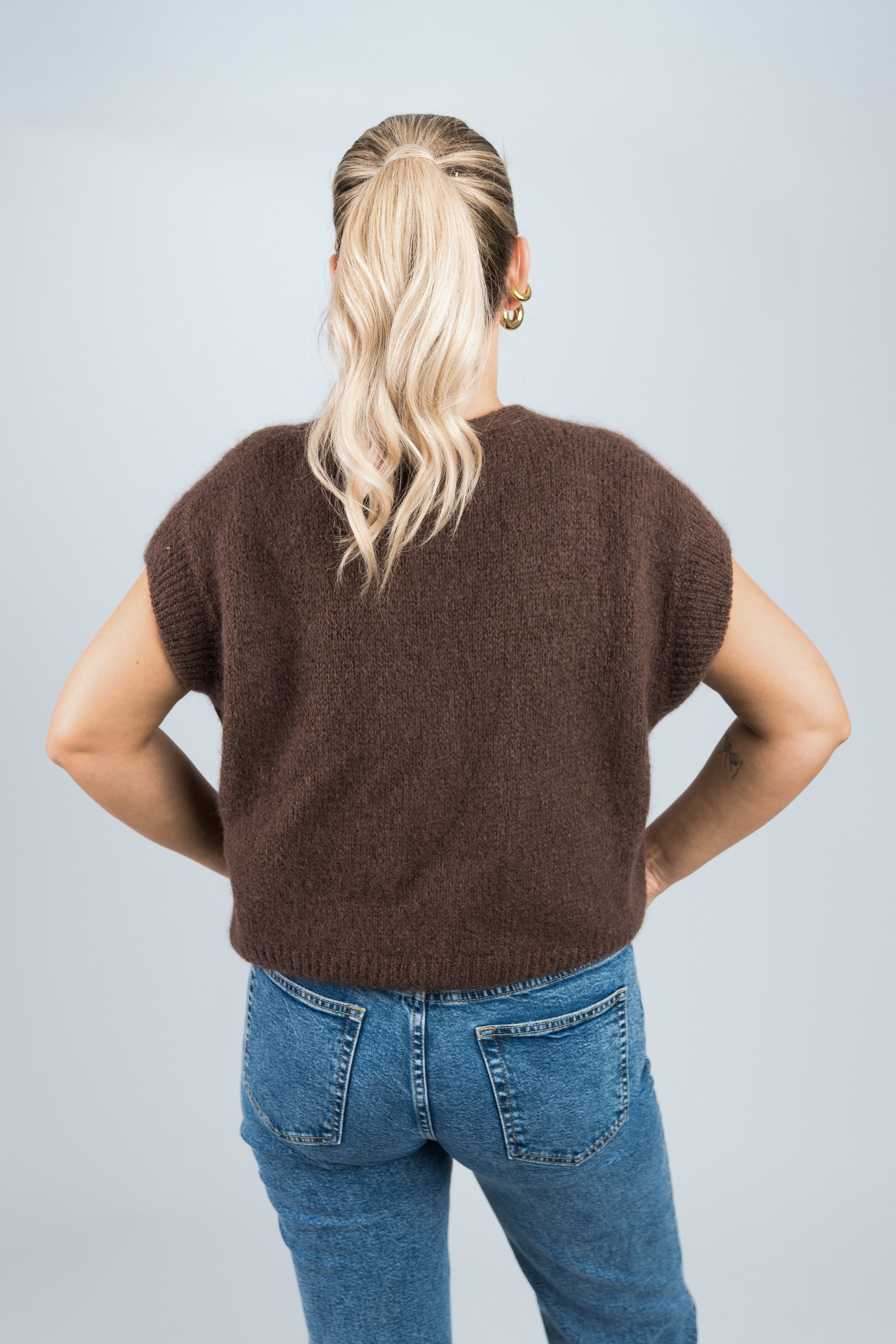 Strickweste mit goldenen Knöpfen Dunkelbraun von hinten