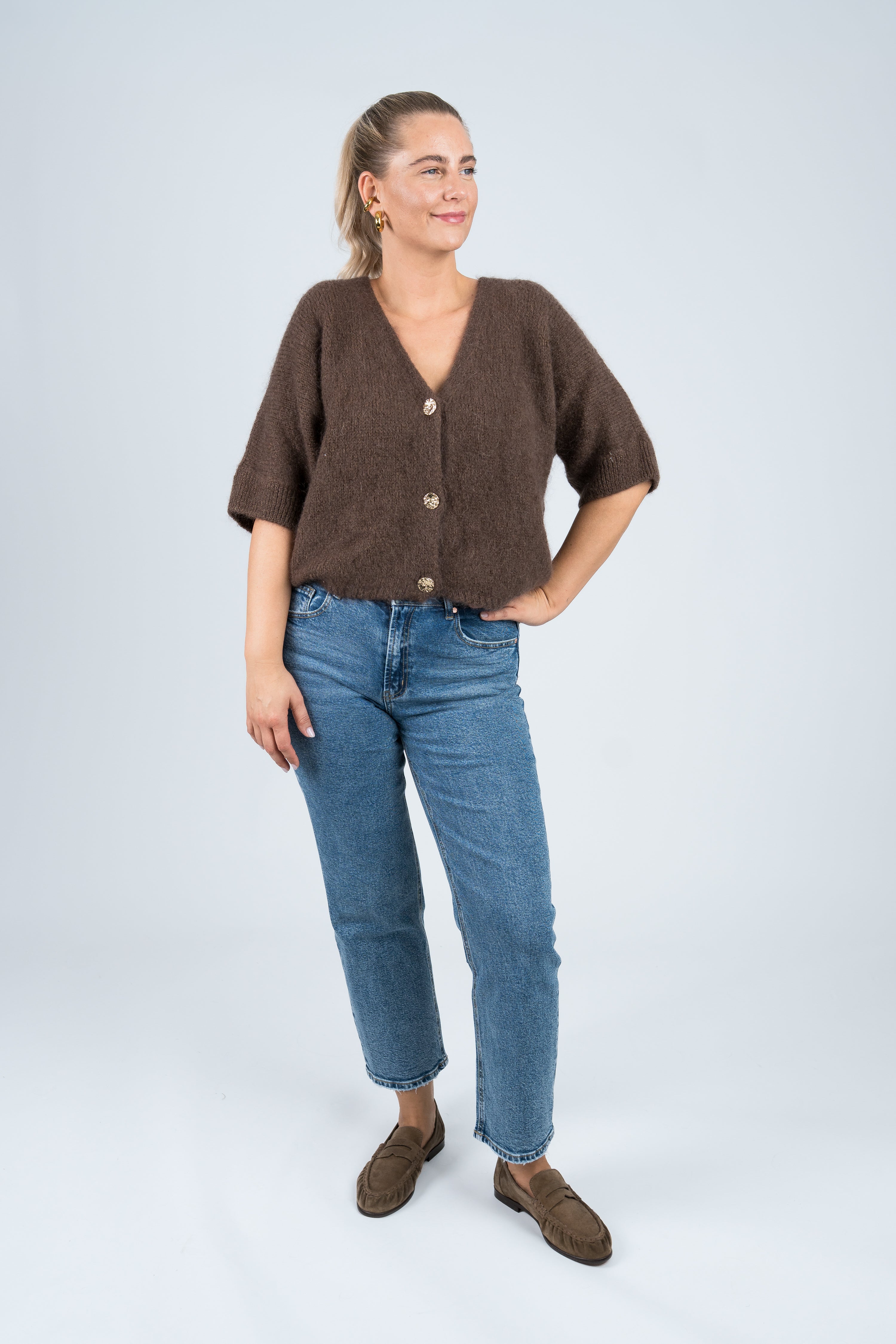 Strickjacke Mittellanger Arm mit goldenen Knöpfen Dunkelbraun Ganzkörper
