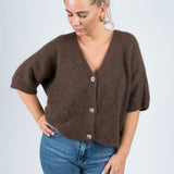 Strickjacke Mittellanger Arm mit goldenen Knöpfen Dunkelbraun von vorne