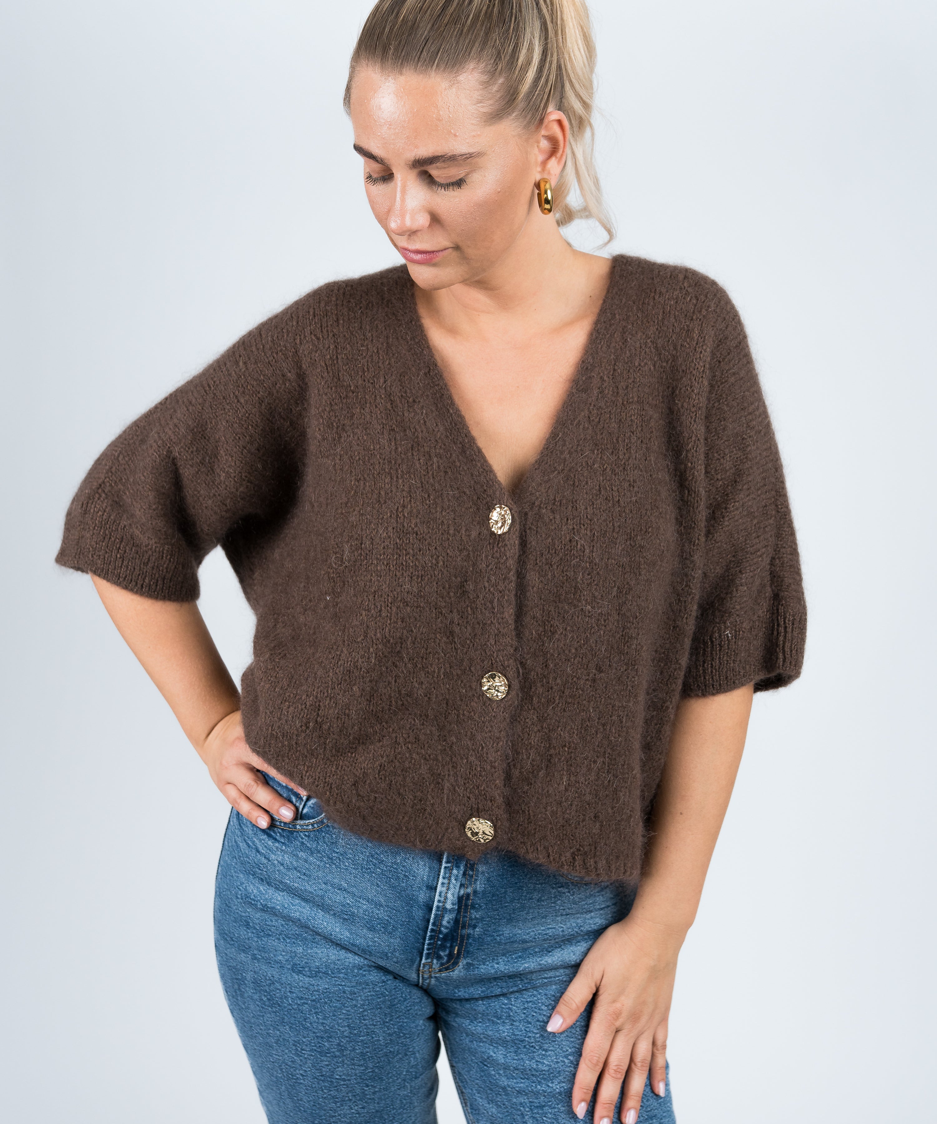 Strickjacke Mittellanger Arm mit goldenen Knöpfen Dunkelbraun von vorne
