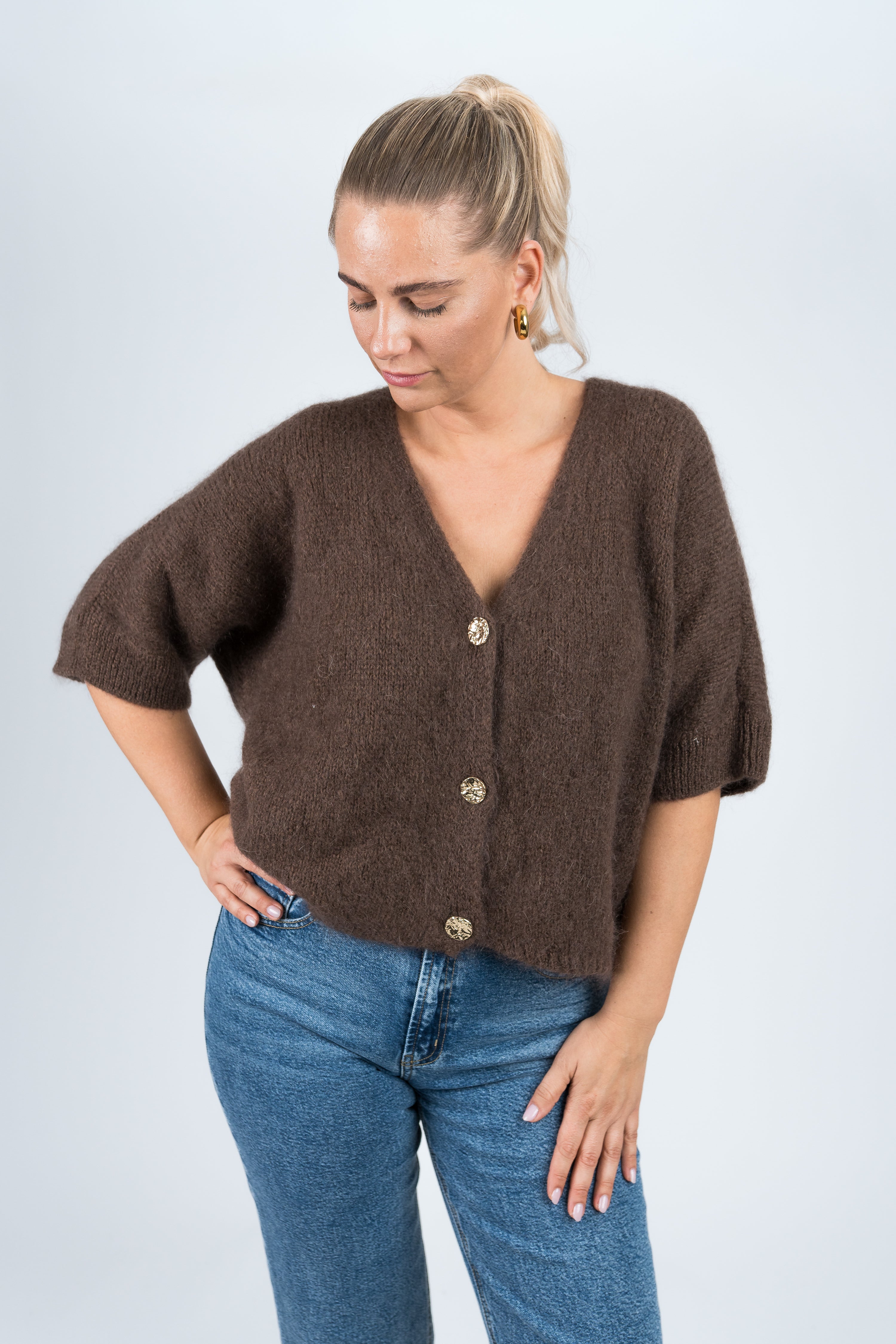 Strickjacke Mittellanger Arm mit goldenen Knöpfen Dunkelbraun von vorne
