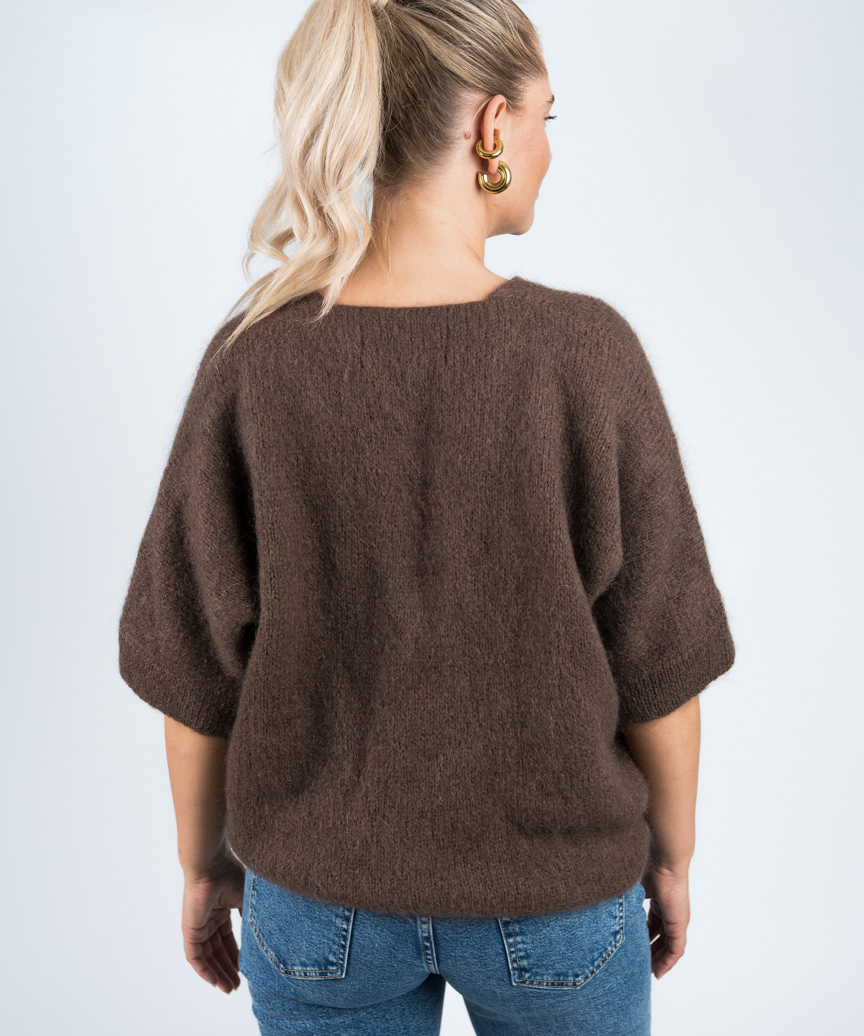 Strickjacke Mittellanger Arm mit goldenen Knöpfen Dunkelbraun von hinten