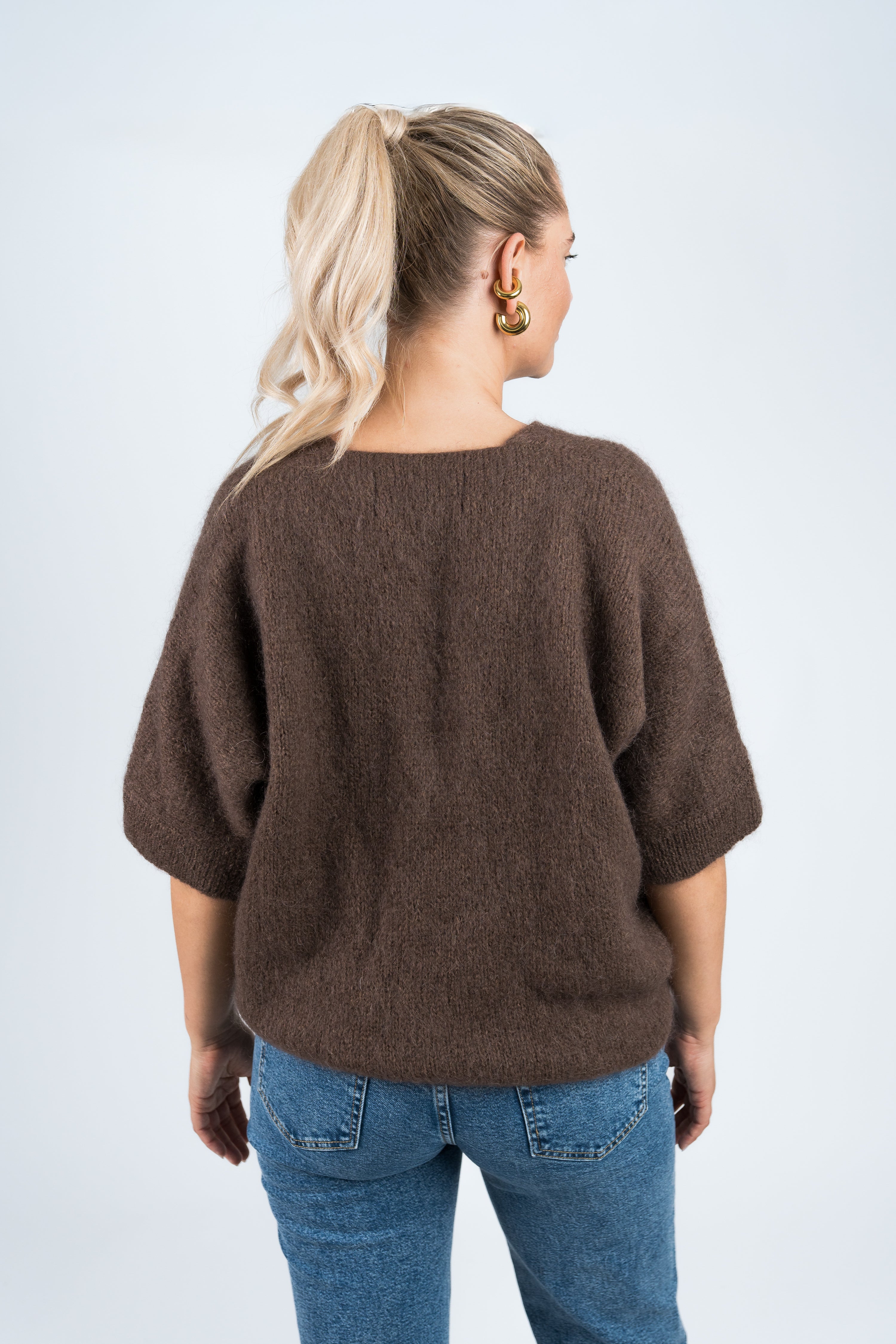 Strickjacke Mittellanger Arm mit goldenen Knöpfen Dunkelbraun von hinten