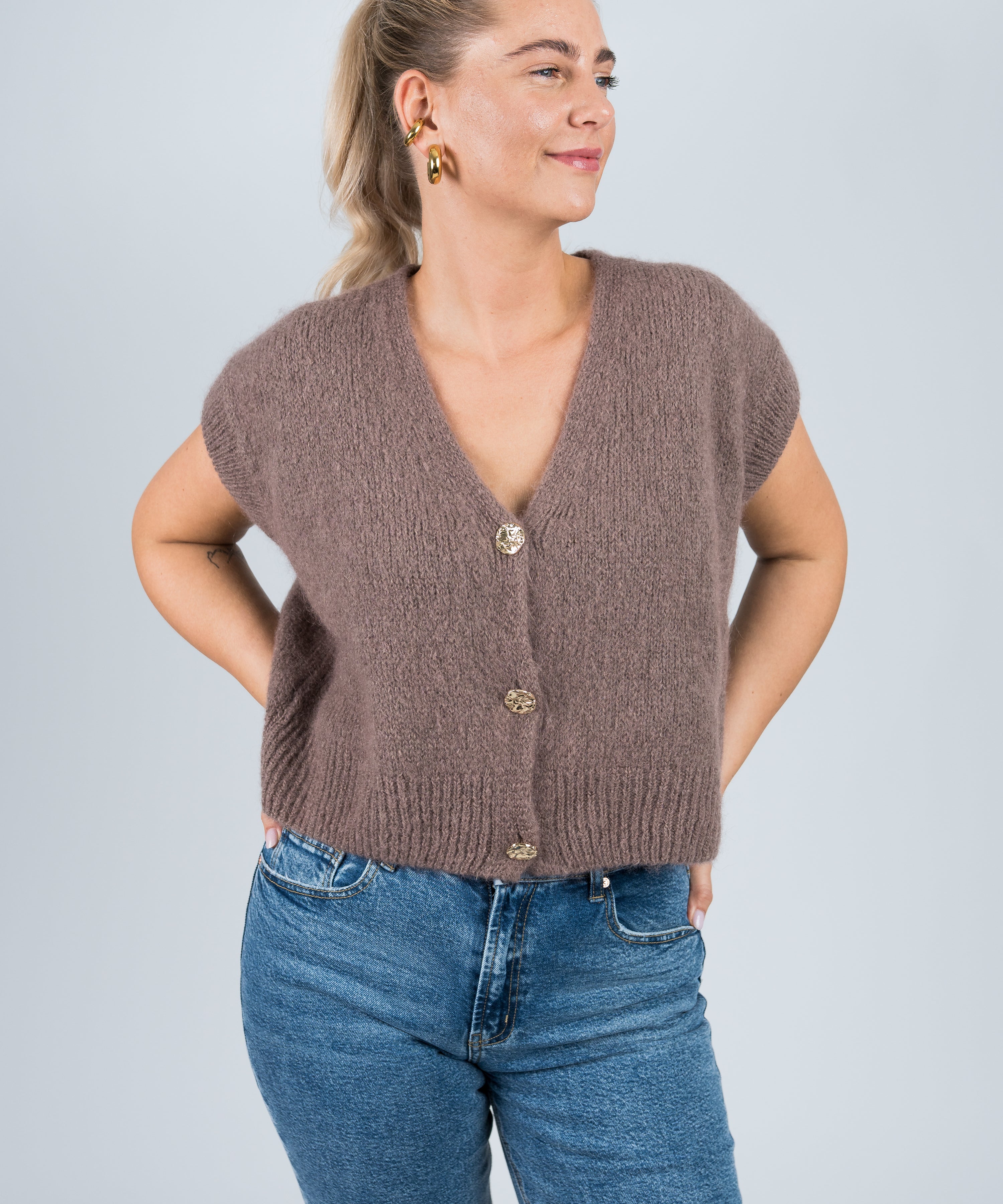 Strickweste mit goldenen Knöpfen Mauve von vorne