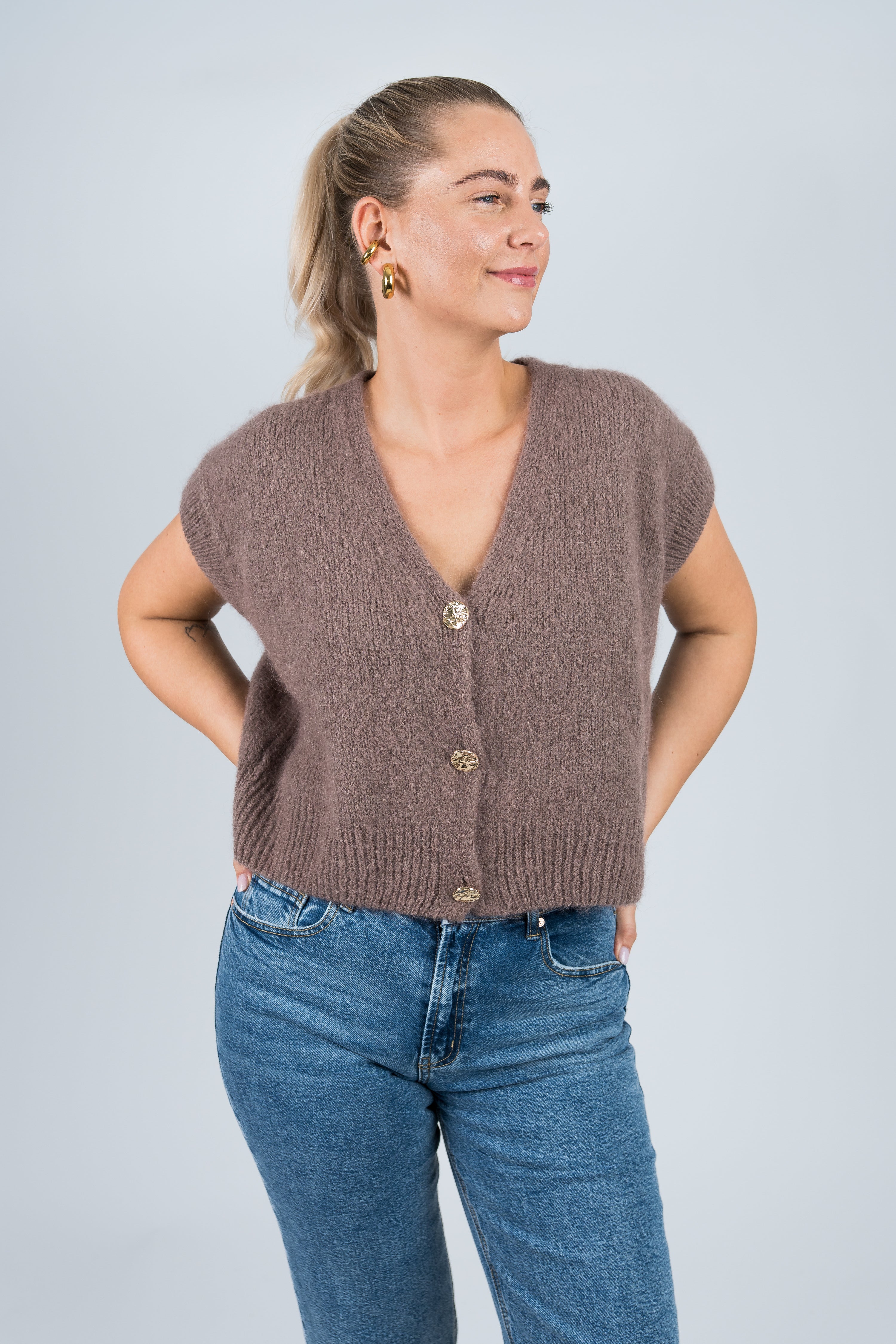 Strickweste mit goldenen Knöpfen Mauve von vorne