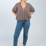 Strickjacke Mittellanger Arm mit goldenen Knöpfen Mauve Ganzkörper
