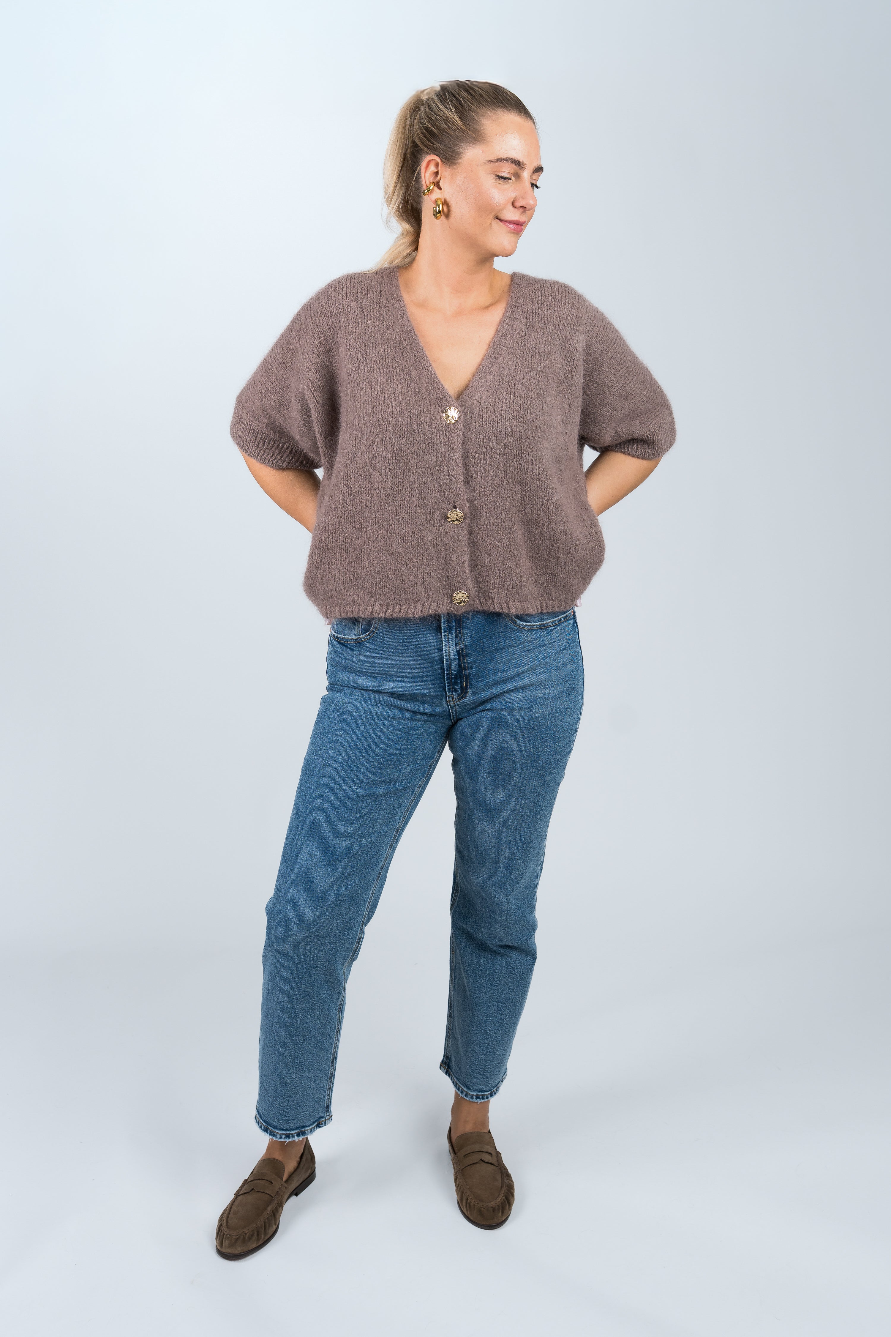Strickjacke Mittellanger Arm mit goldenen Knöpfen Mauve Ganzkörper