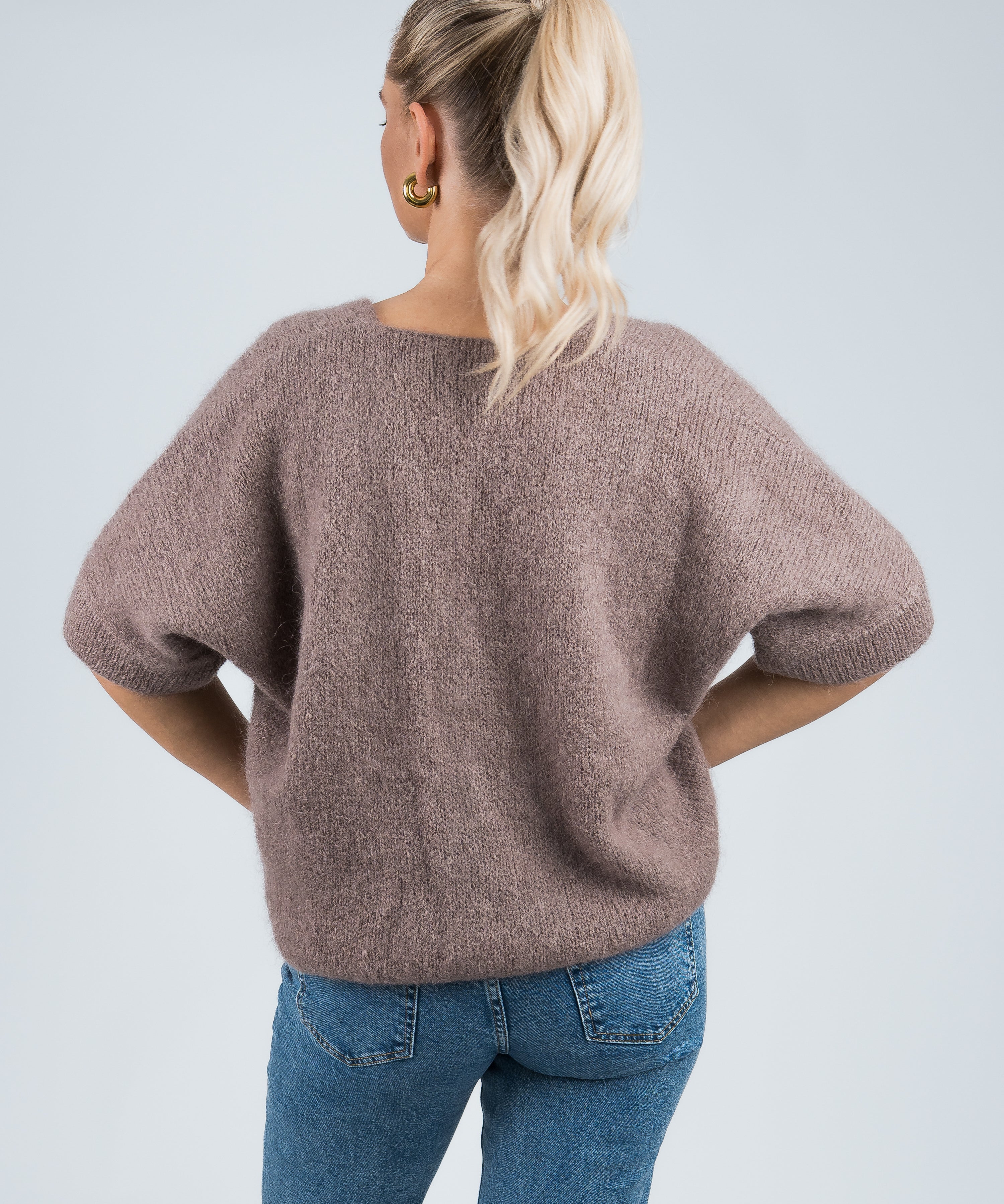 Strickjacke Mittellanger Arm mit goldenen Knöpfen Mauve von hinten