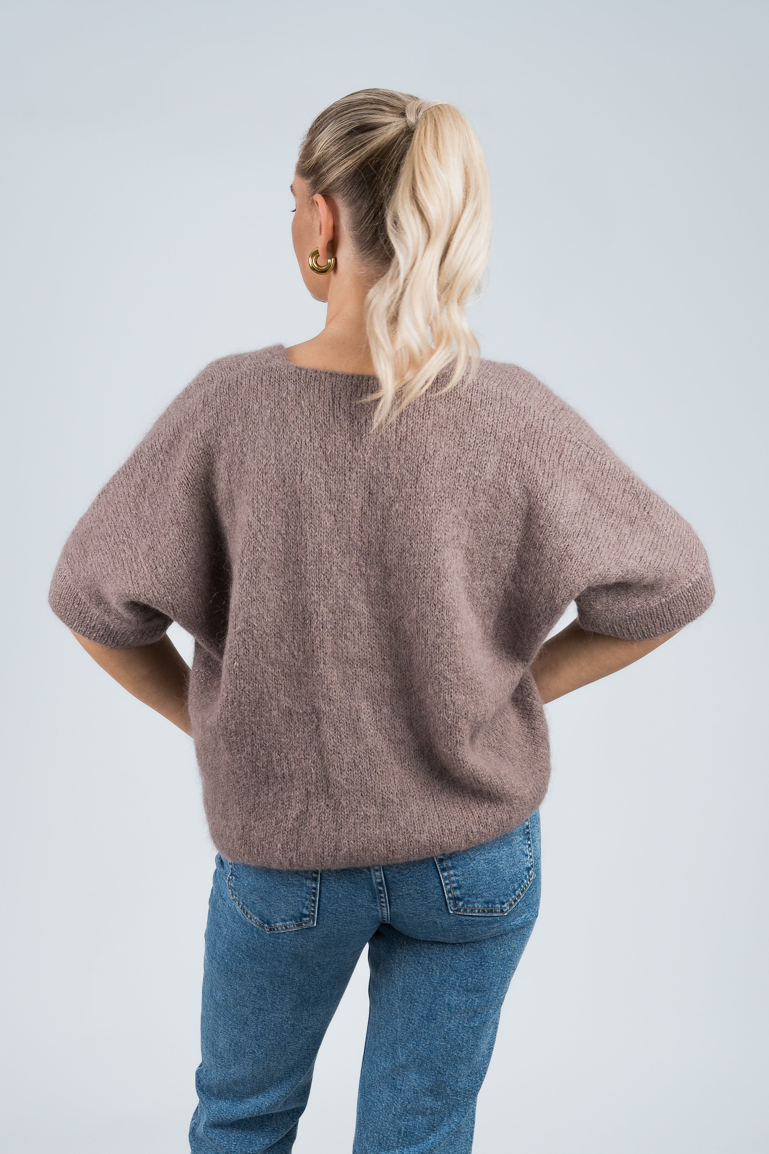 Strickjacke Mittellanger Arm mit goldenen Knöpfen Mauve von hinten
