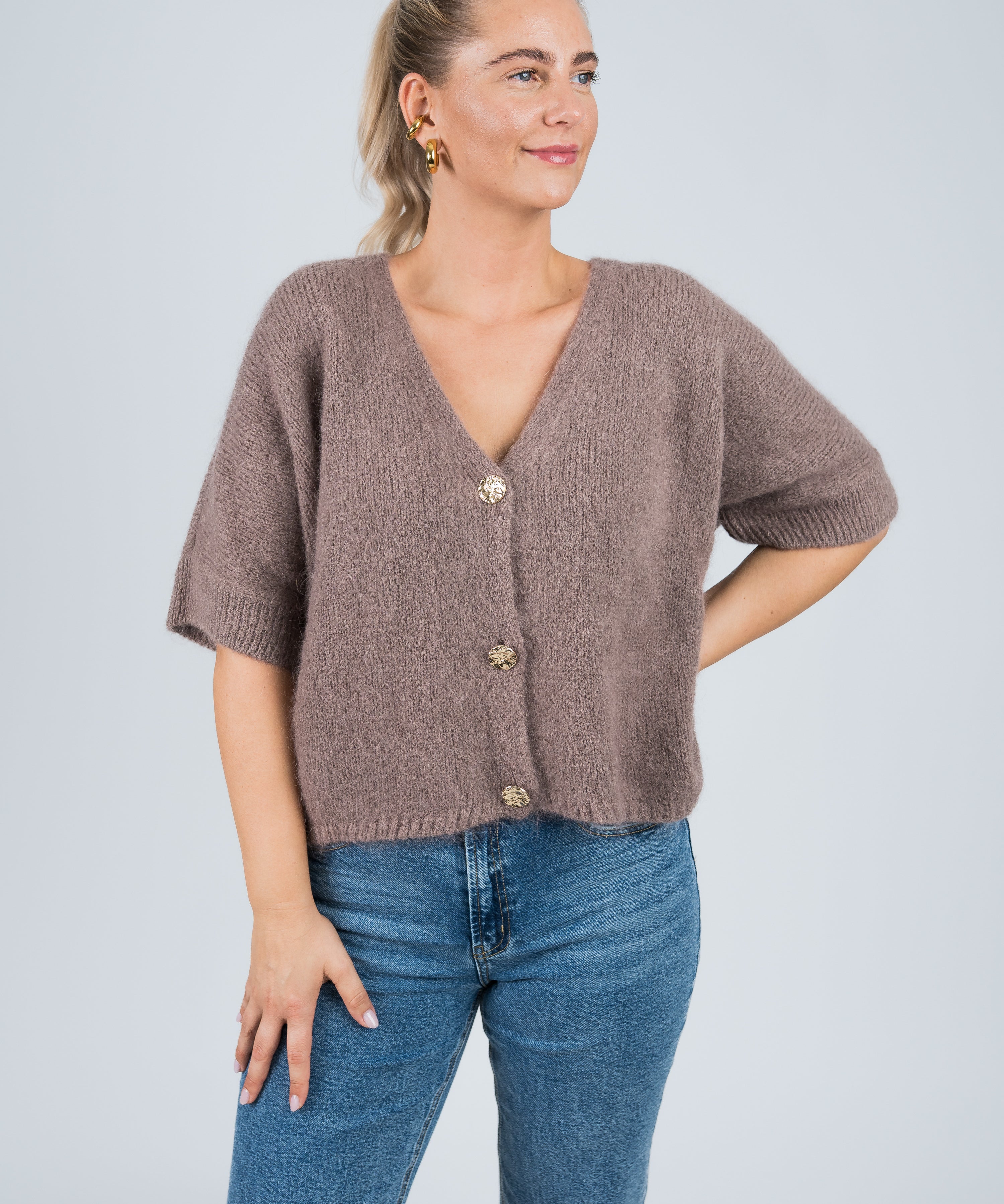 Strickjacke Mittellanger Arm mit goldenen Knöpfen Mauve von vorne