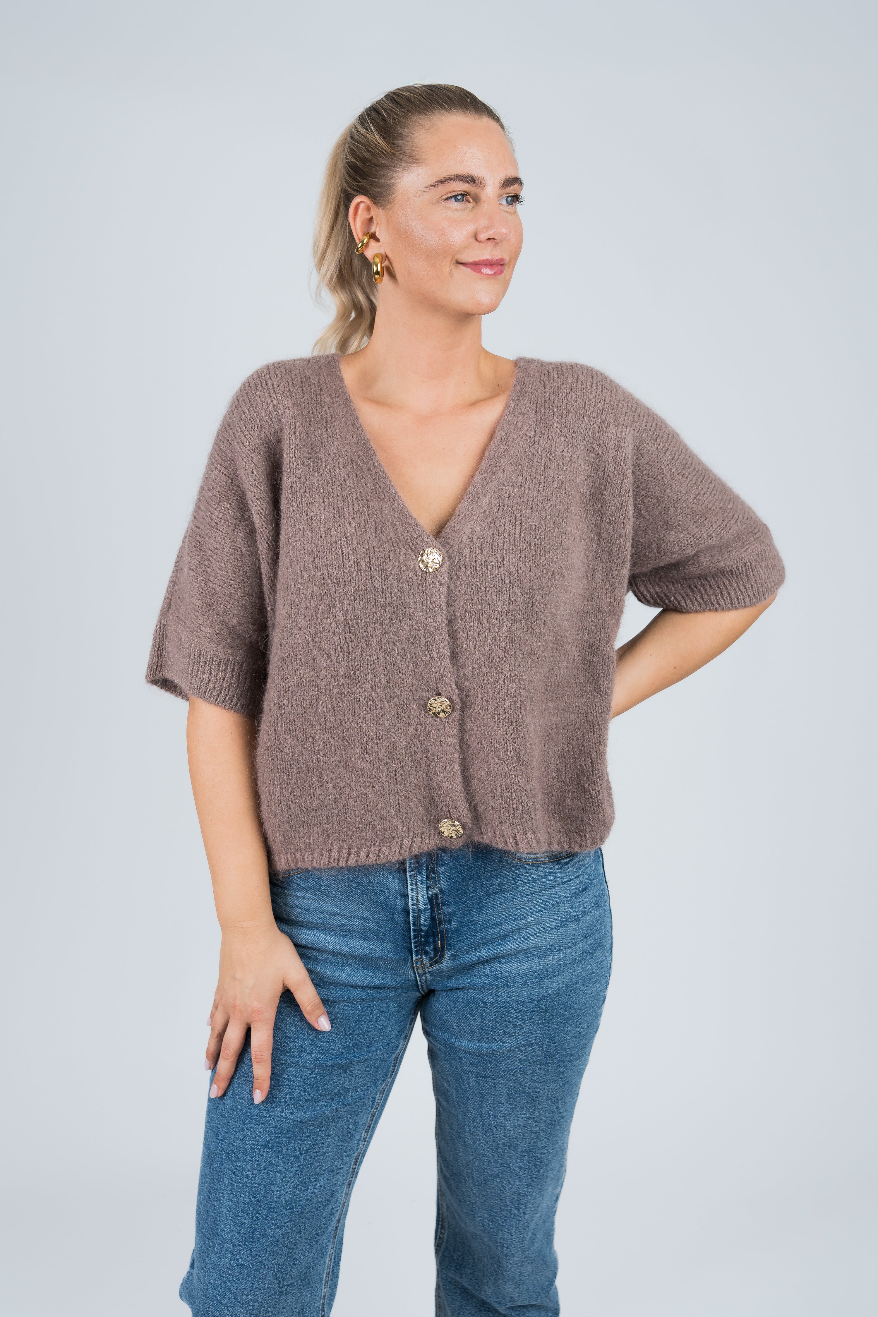 Strickjacke Mittellanger Arm mit goldenen Knöpfen Mauve von vorne