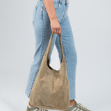 Wildleder Tasche mit Schulterriemen und Pochette Hellbeige hängend