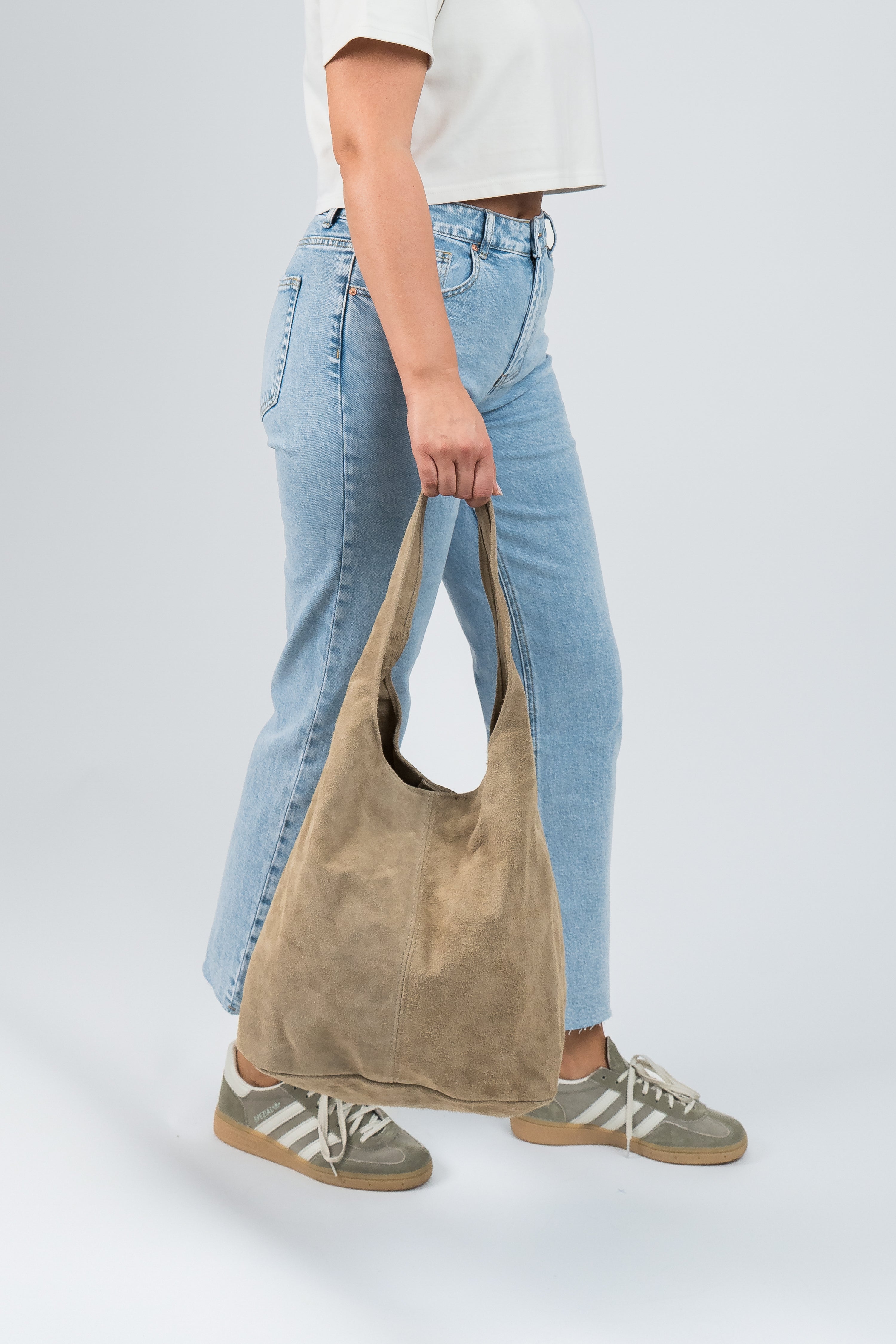Wildleder Tasche mit Schulterriemen und Pochette Hellbeige hängend