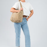 Wildleder Tasche mit Schulterriemen und Pochette Hellbeige am Model