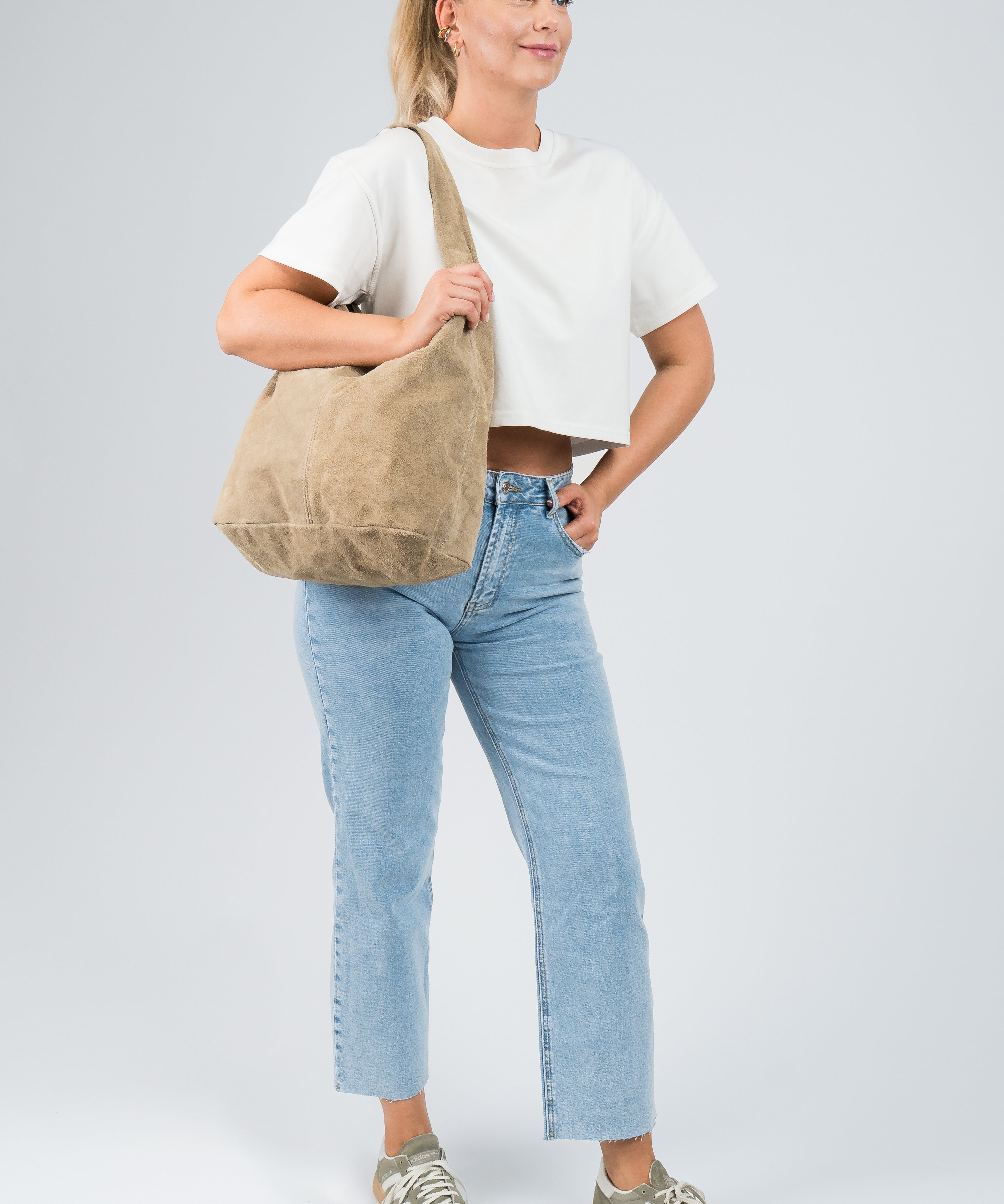 Wildleder Tasche mit Schulterriemen und Pochette Hellbeige am Model
