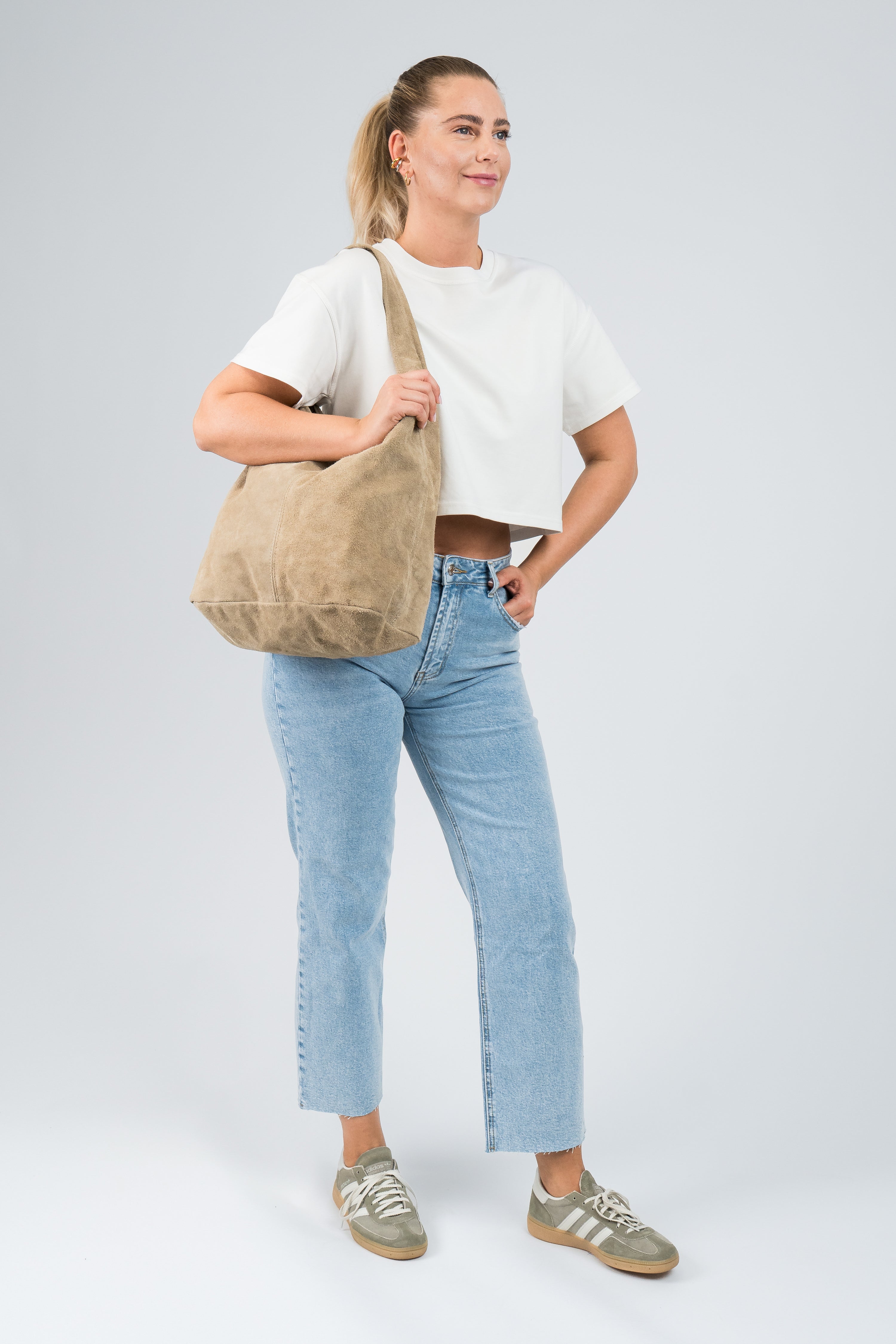 Wildleder Tasche mit Schulterriemen und Pochette Hellbeige am Model