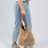 Wildleder Tasche mit Schulterriemen und Pochette Beige hängend