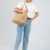 Wildleder Tasche mit Schulterriemen und Pochette Beige am Model