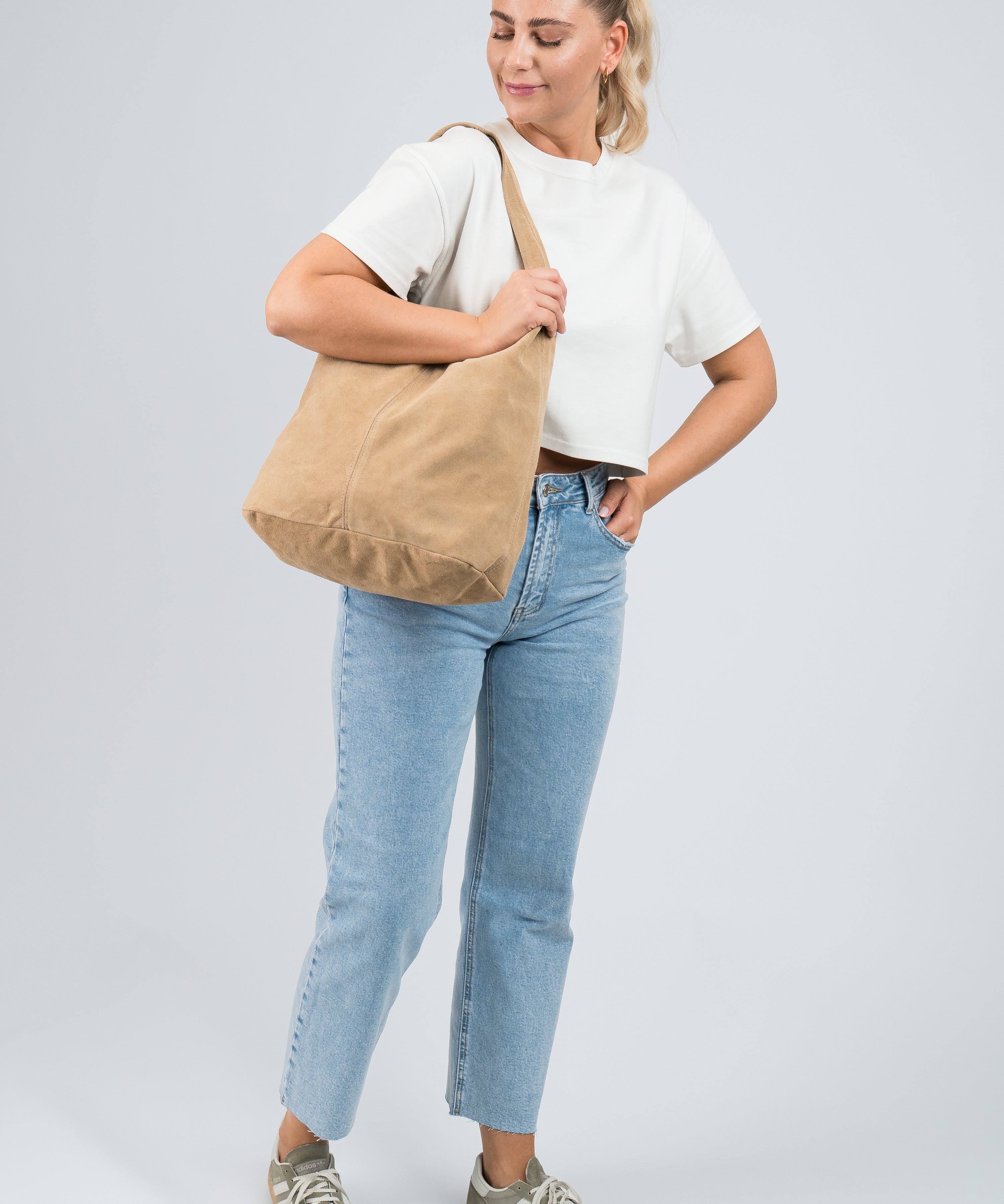 Wildleder Tasche mit Schulterriemen und Pochette Beige am Model