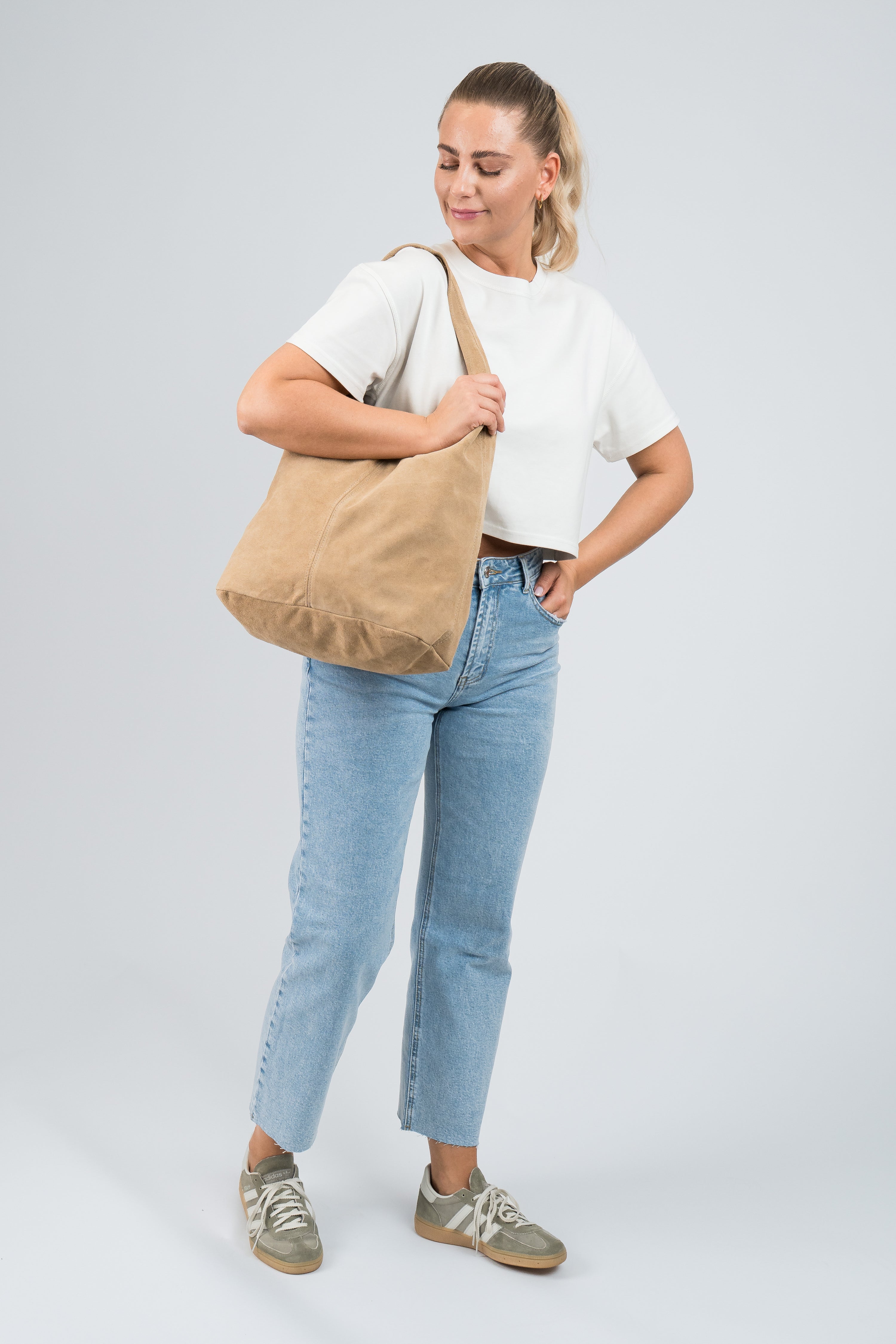 Wildleder Tasche mit Schulterriemen und Pochette Beige am Model