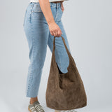 Wildleder Tasche mit Schulterriemen und Pochette Hellbraun hängend