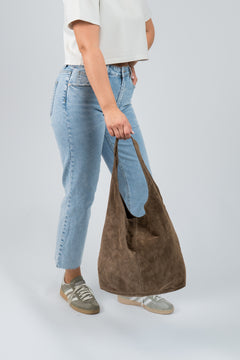 Wildleder Tasche mit Schulterriemen und Pochette Hellbraun hängend