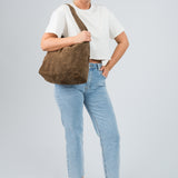 Wildleder Tasche mit Schulterriemen und Pochette Hellbraun am Model