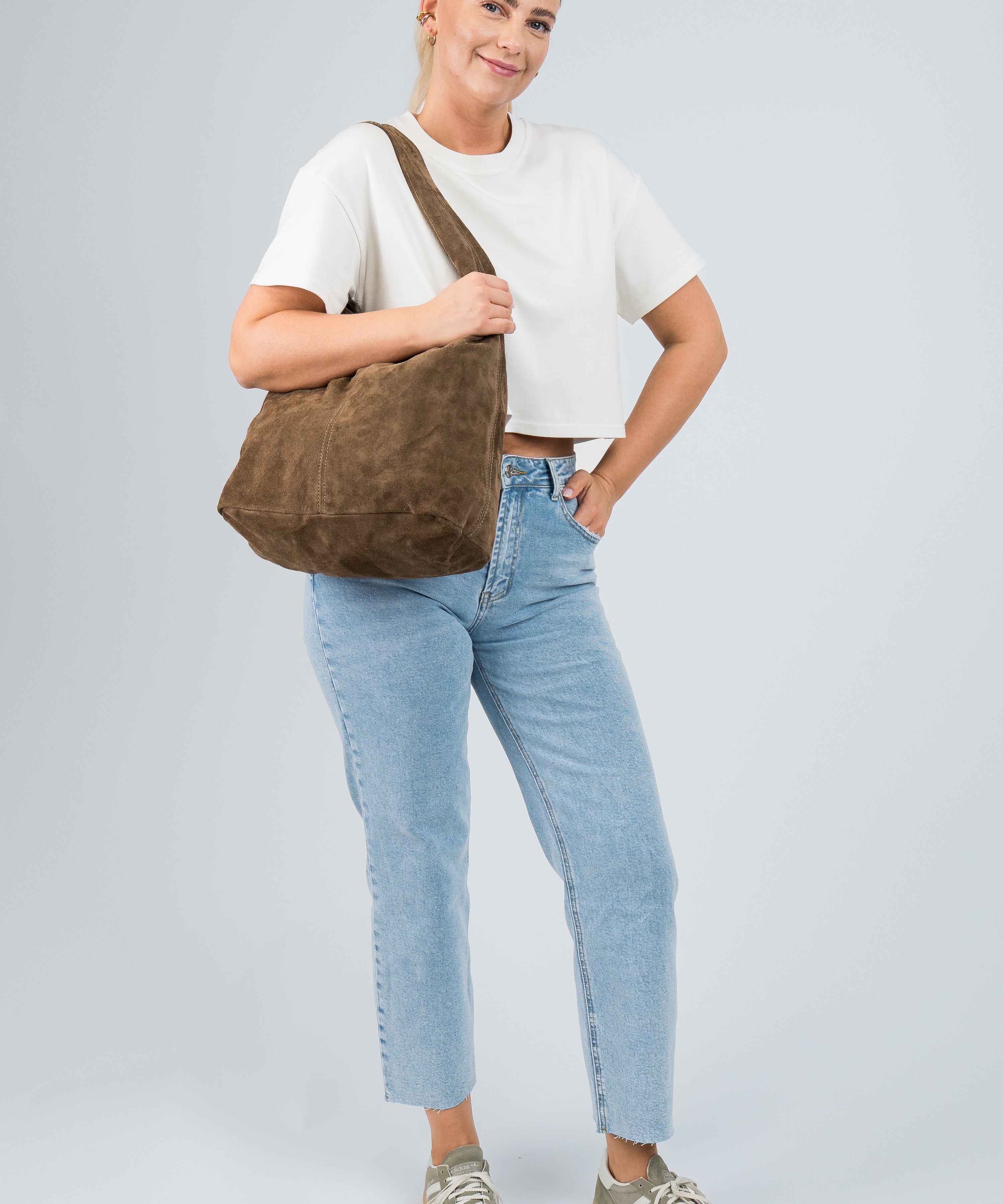 Wildleder Tasche mit Schulterriemen und Pochette Hellbraun am Model